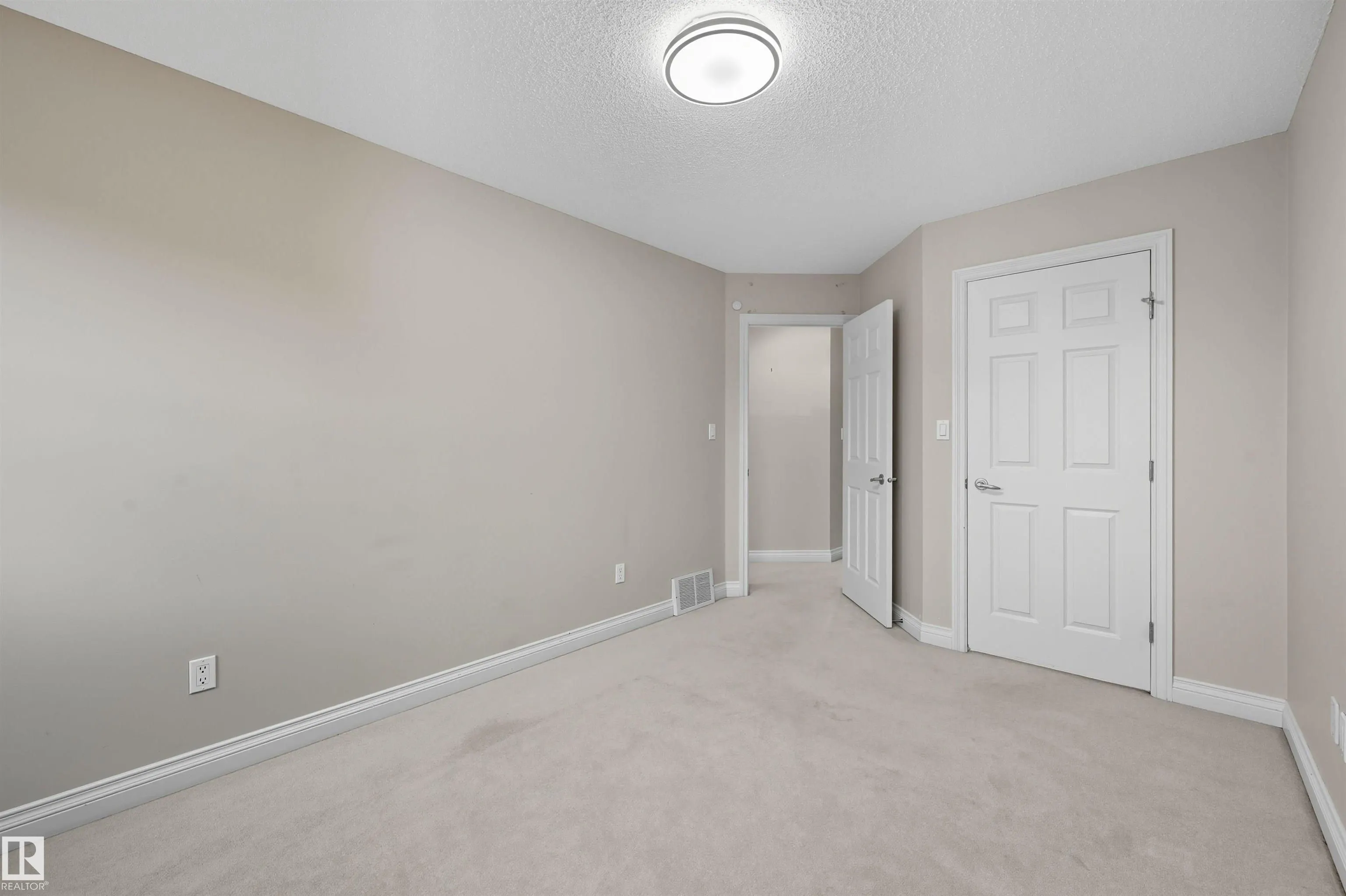 976 HOLLINGSWORTH Bend