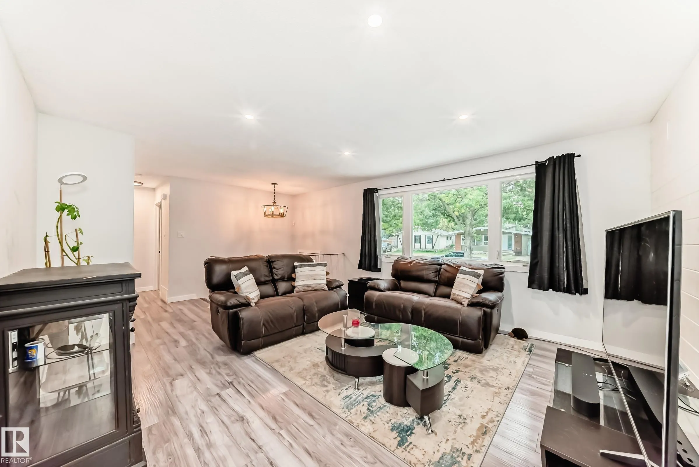 6 Beacon Crescent