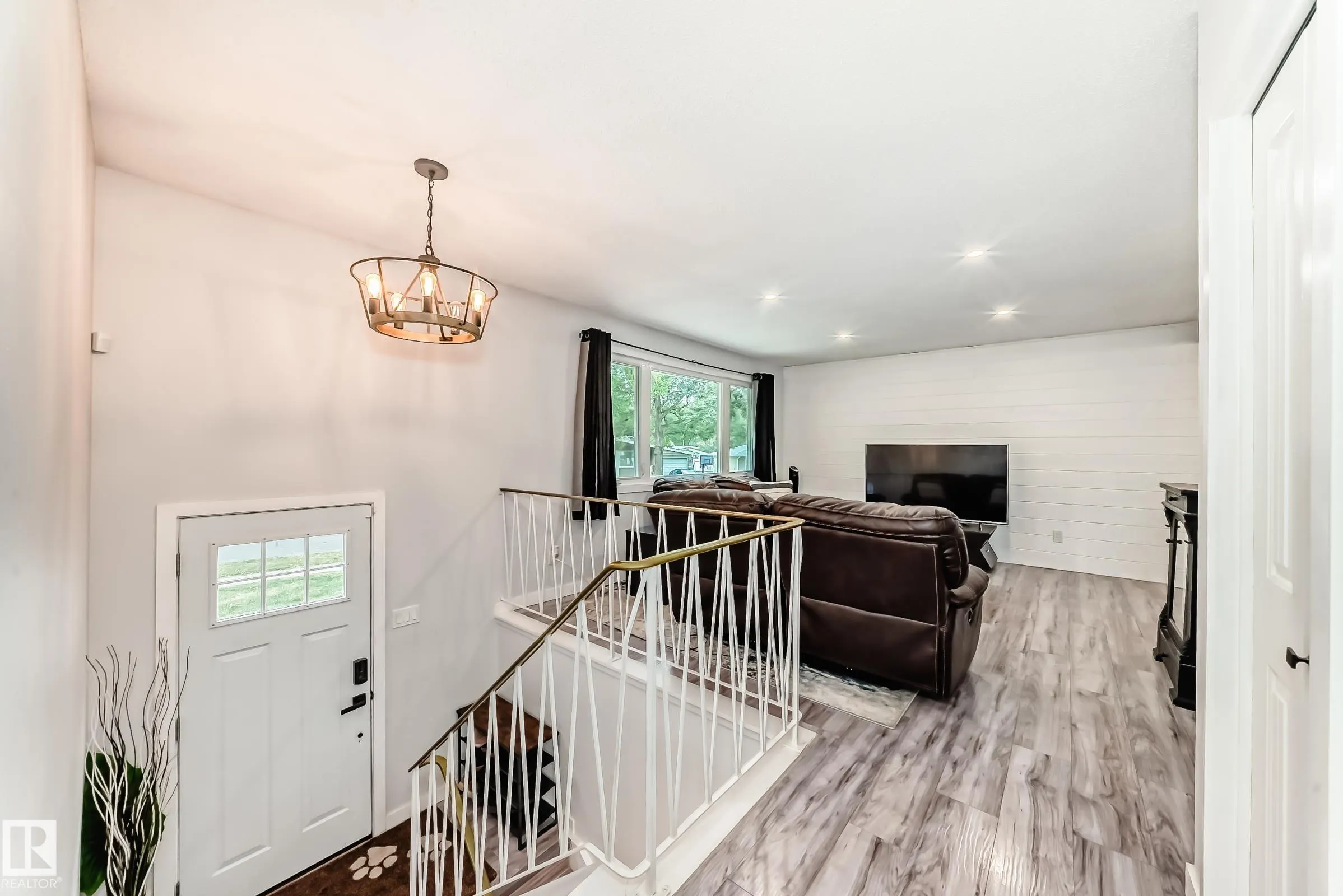 6 Beacon Crescent
