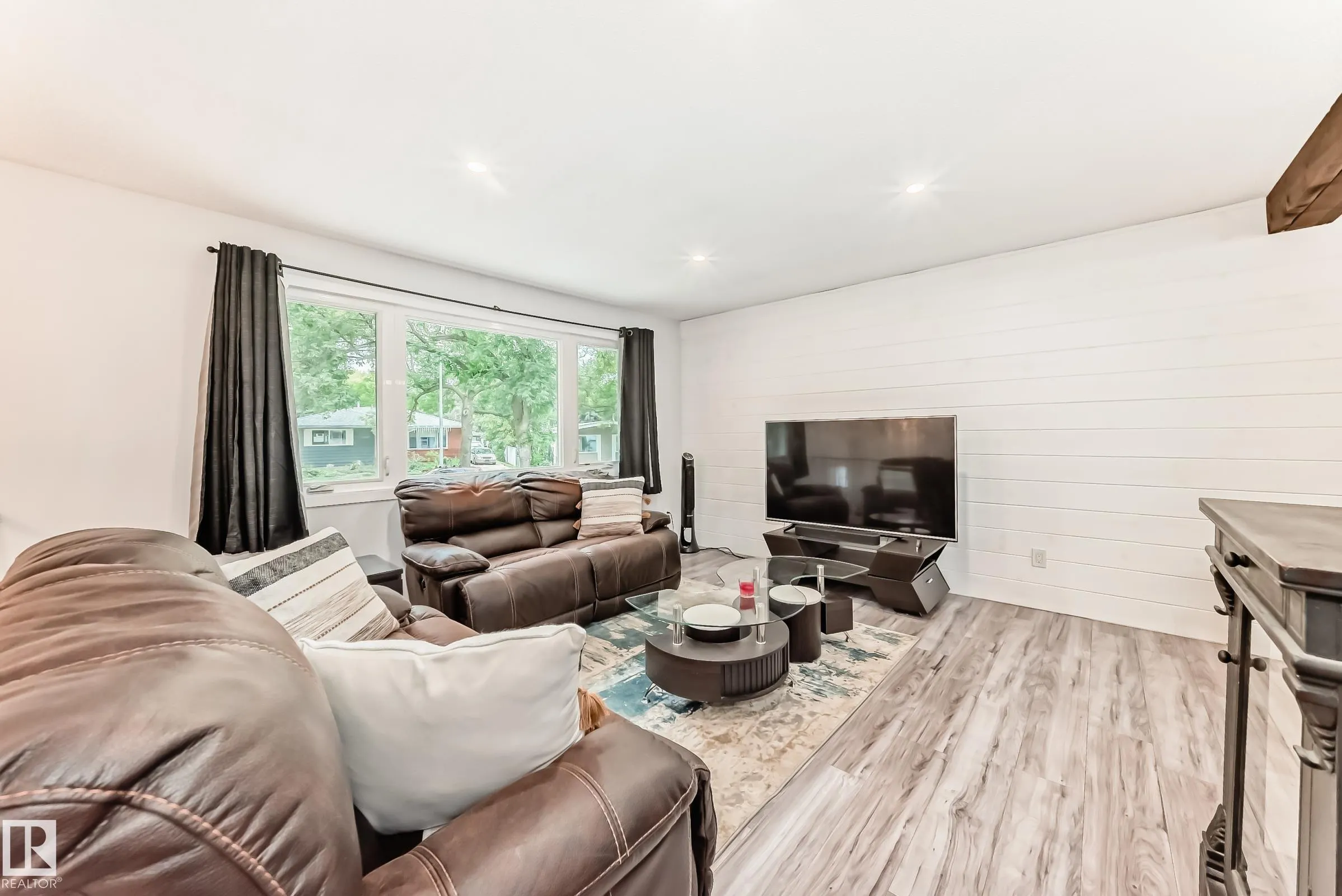 6 Beacon Crescent