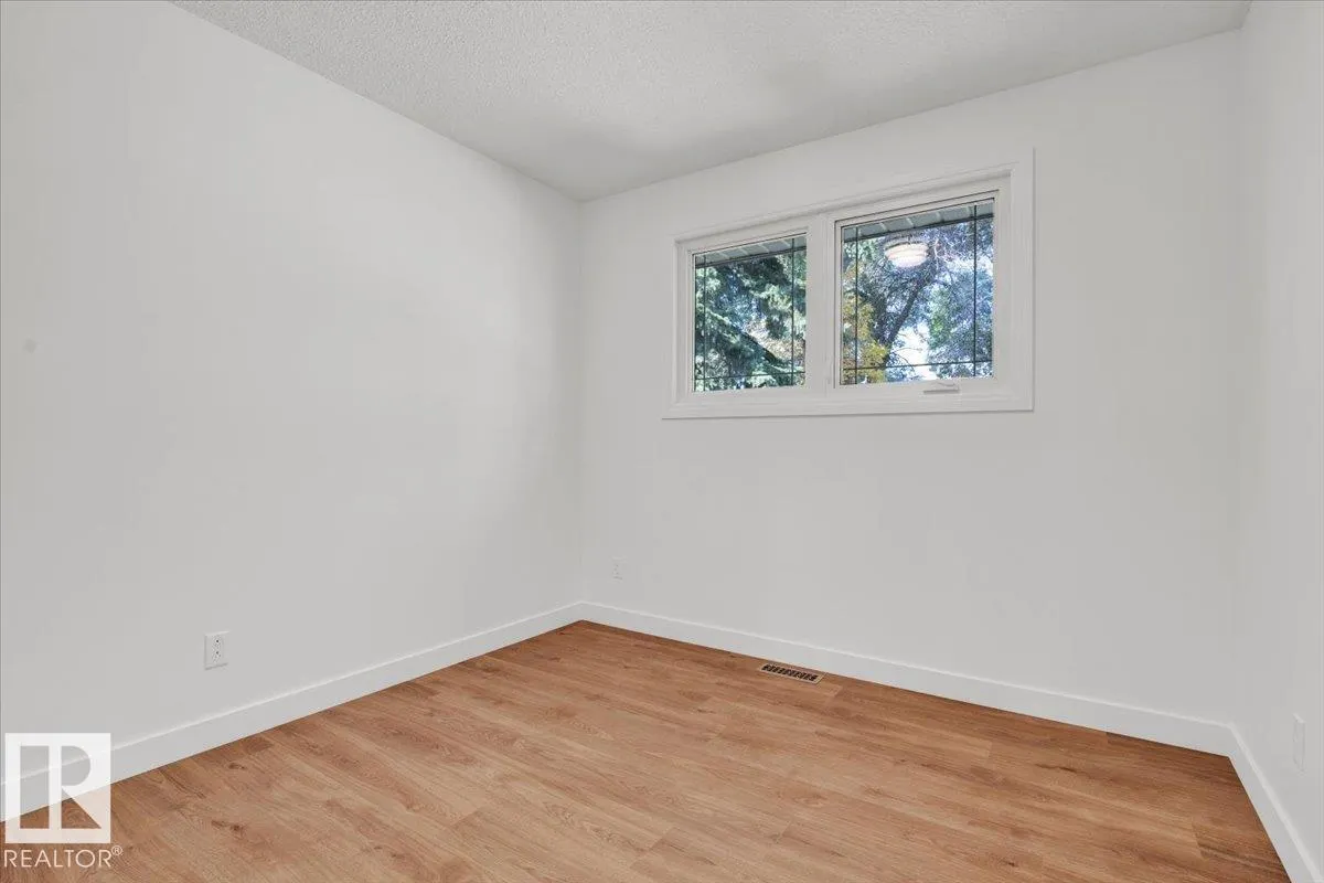 21 FERNWOOD Crescent