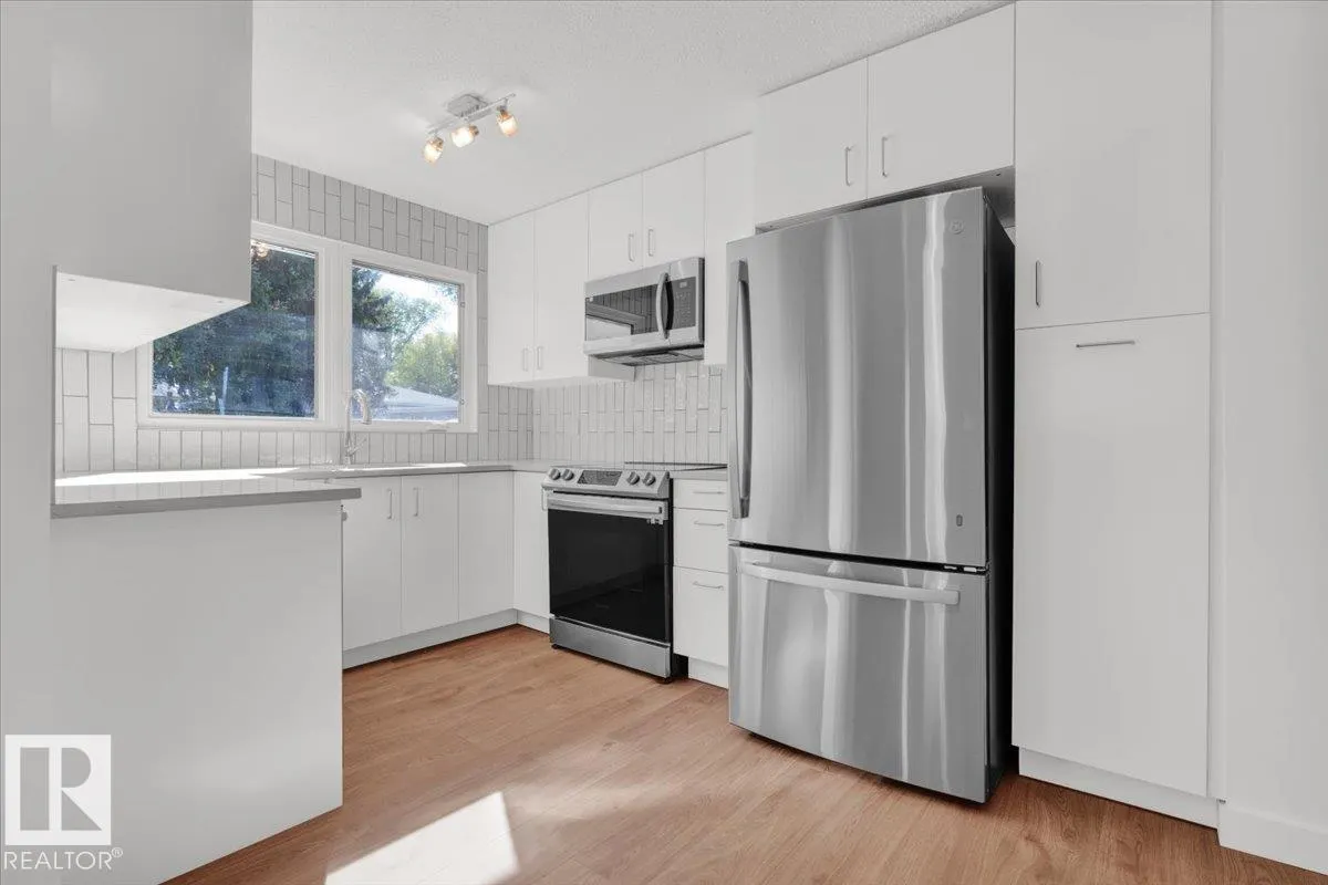 21 FERNWOOD Crescent
