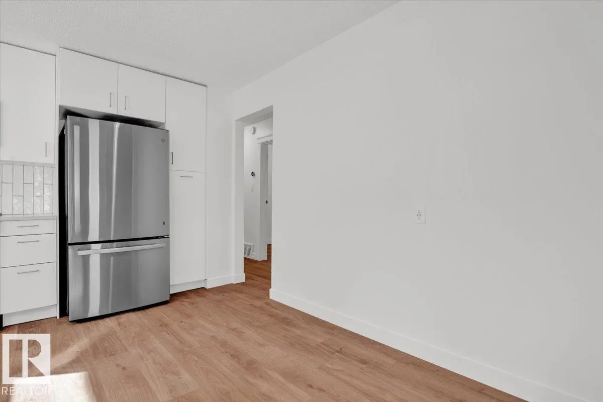 21 FERNWOOD Crescent