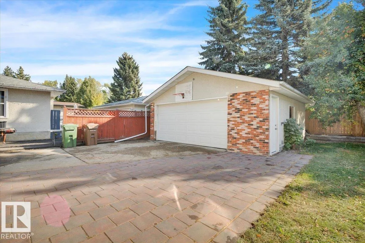 21 FERNWOOD Crescent