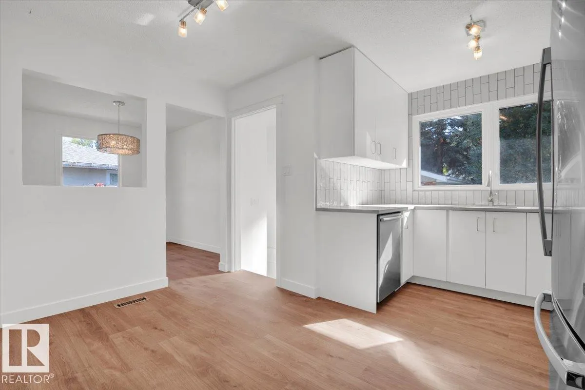 21 FERNWOOD Crescent