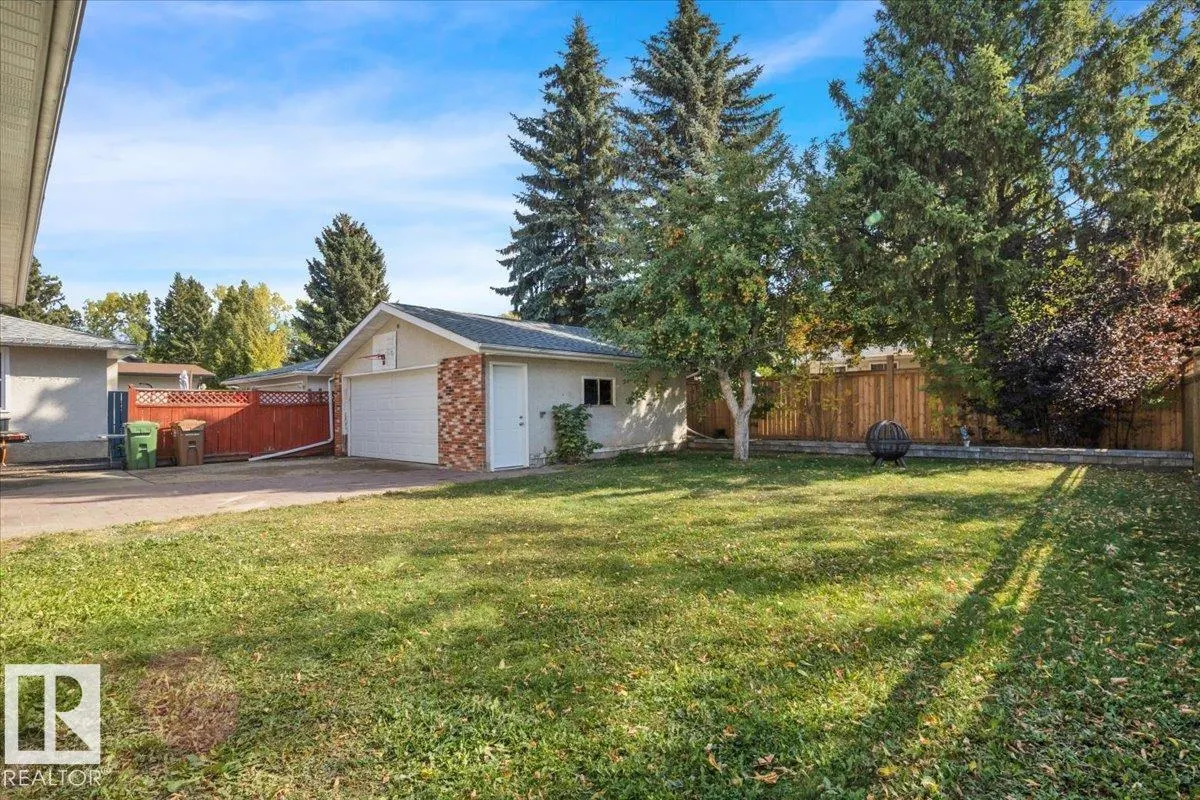 21 FERNWOOD Crescent