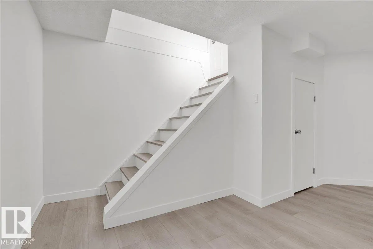 21 FERNWOOD Crescent