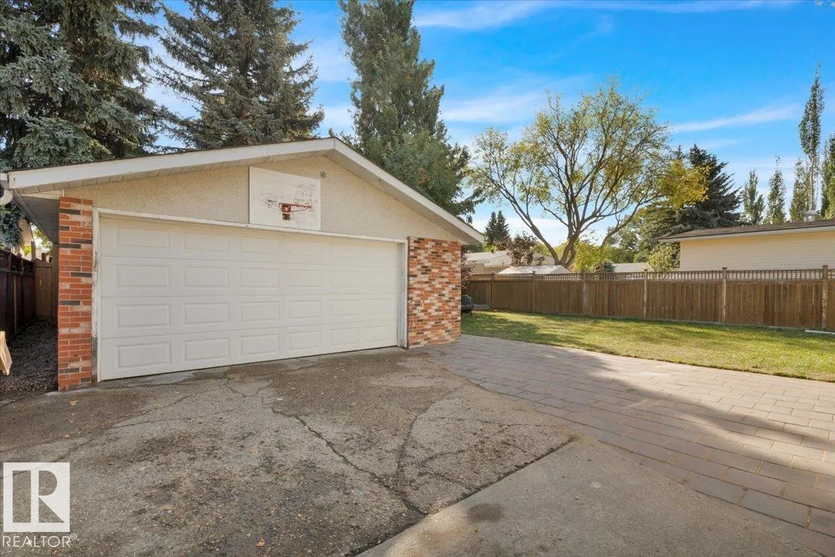 21 FERNWOOD Crescent