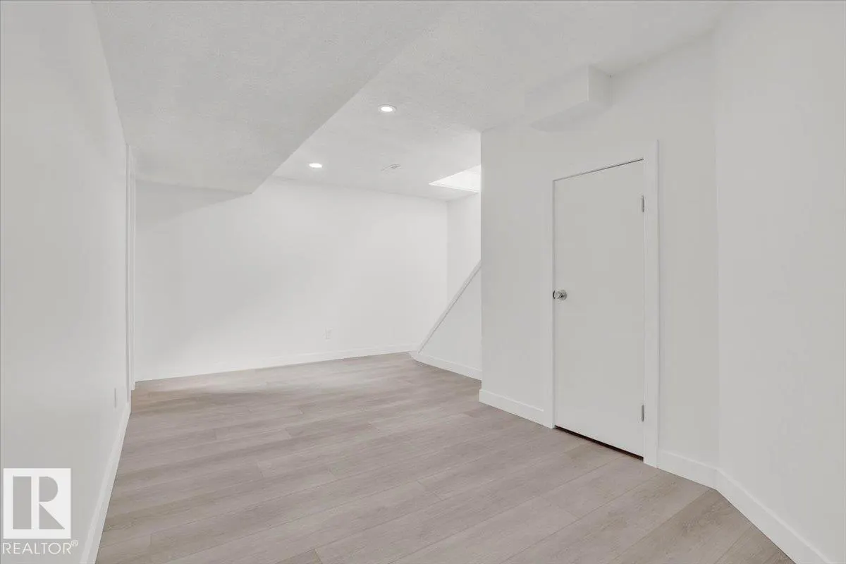 21 FERNWOOD Crescent