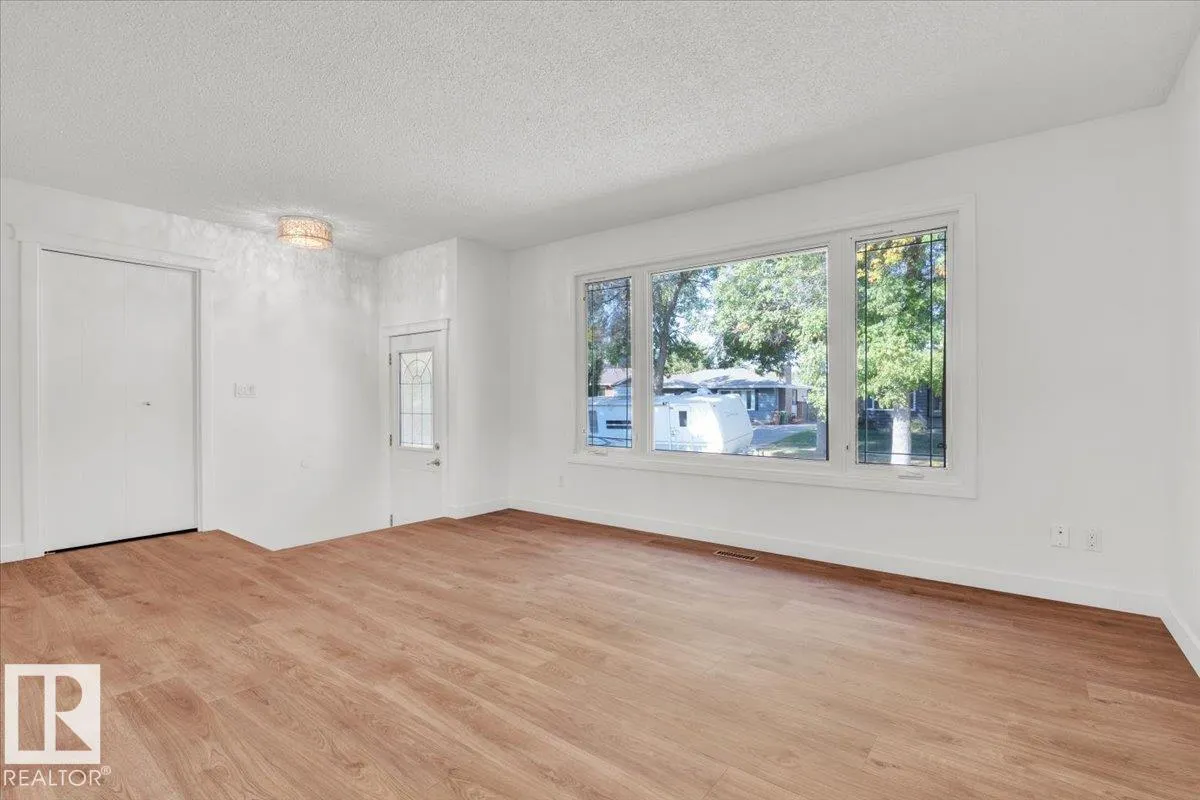 21 FERNWOOD Crescent