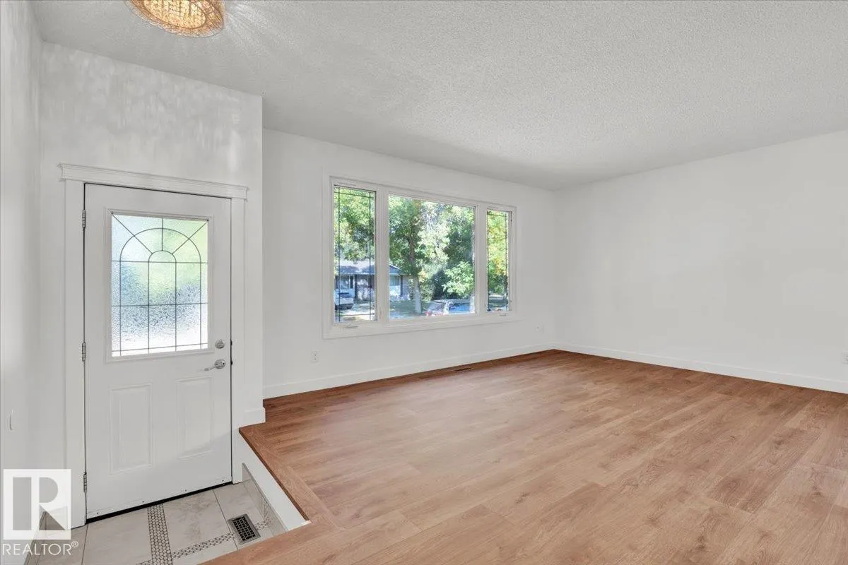 21 FERNWOOD Crescent