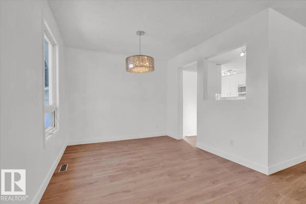 21 FERNWOOD Crescent