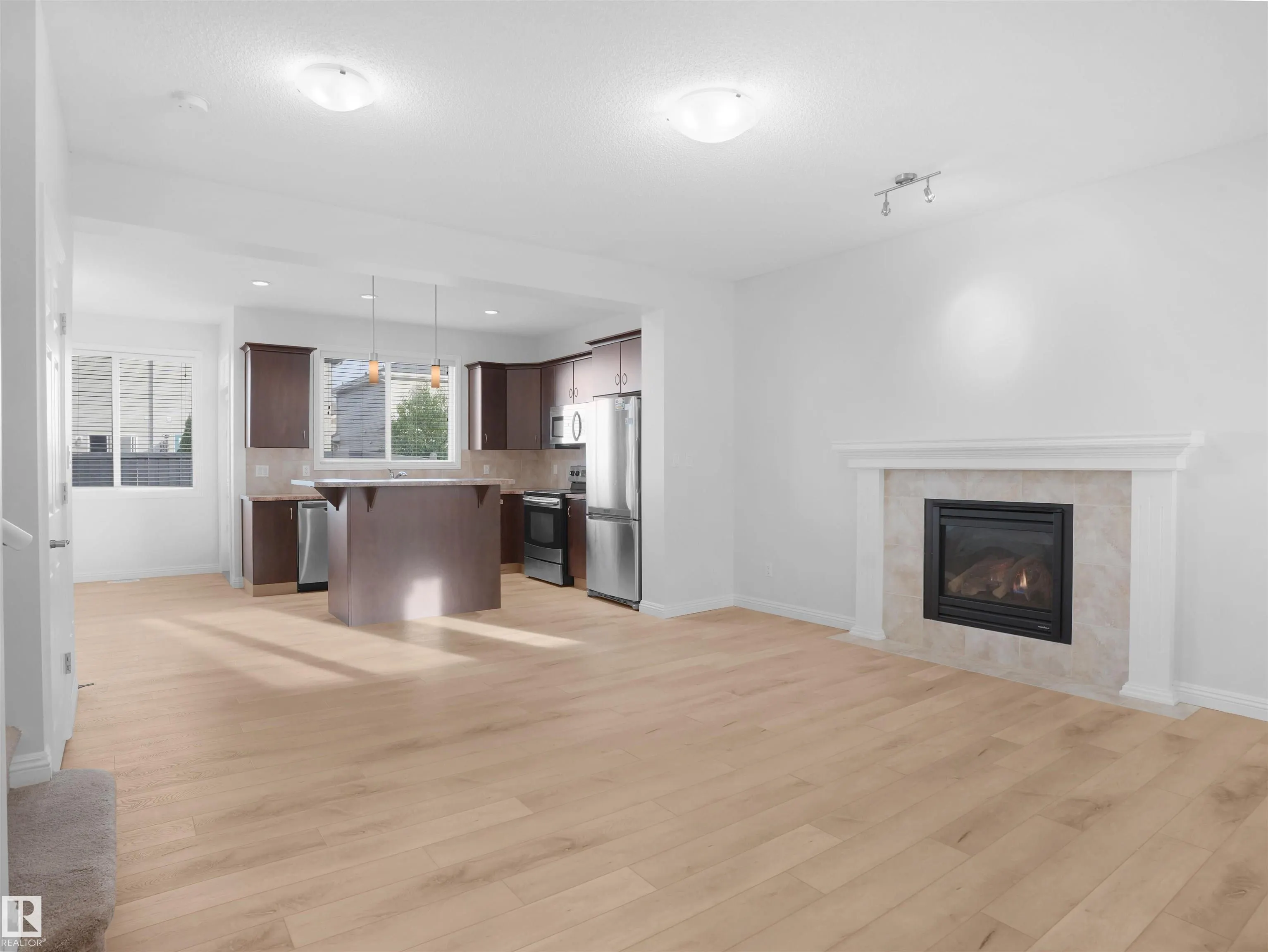 2533 COLE Crescent