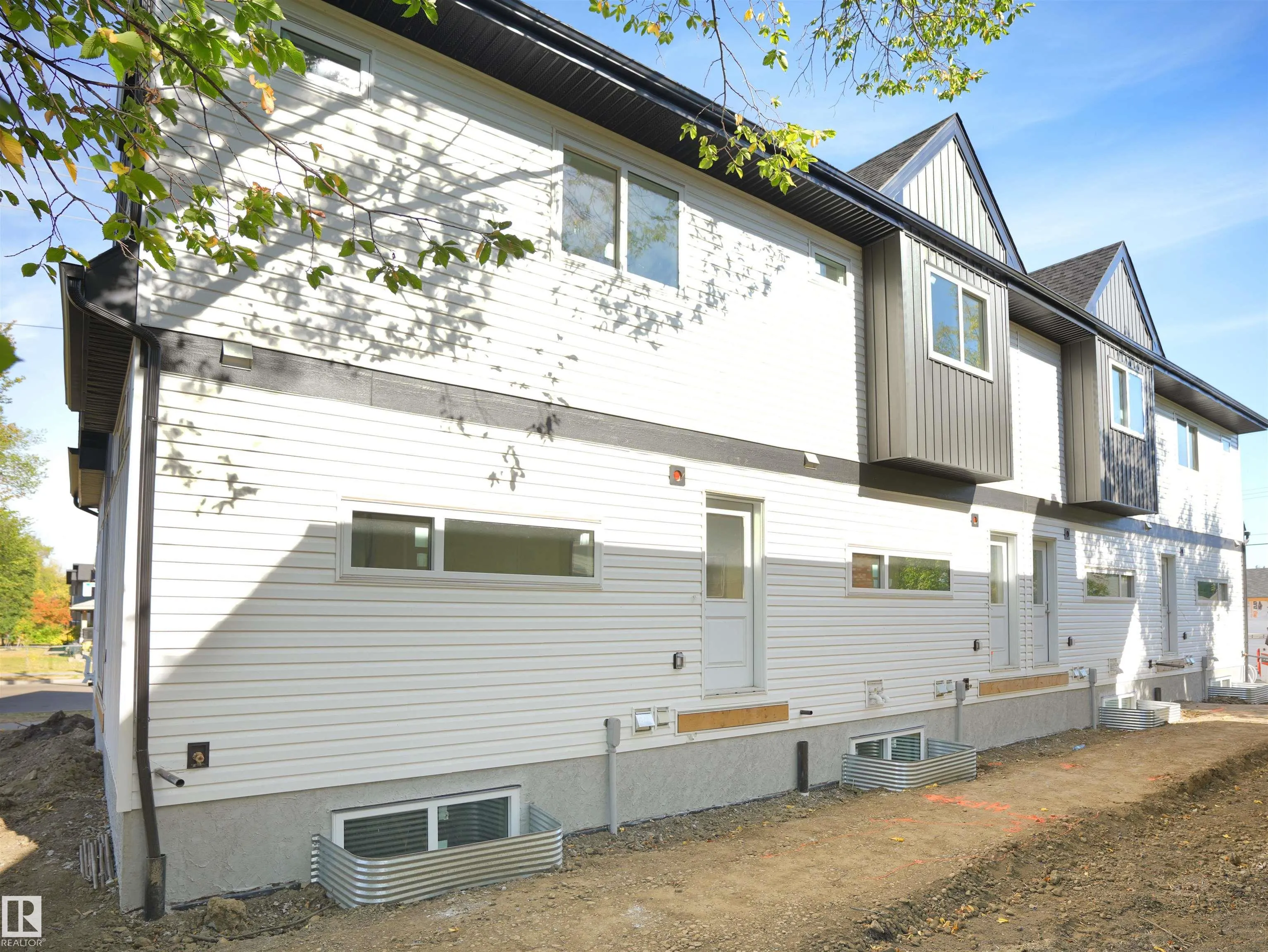 10121 122 Avenue