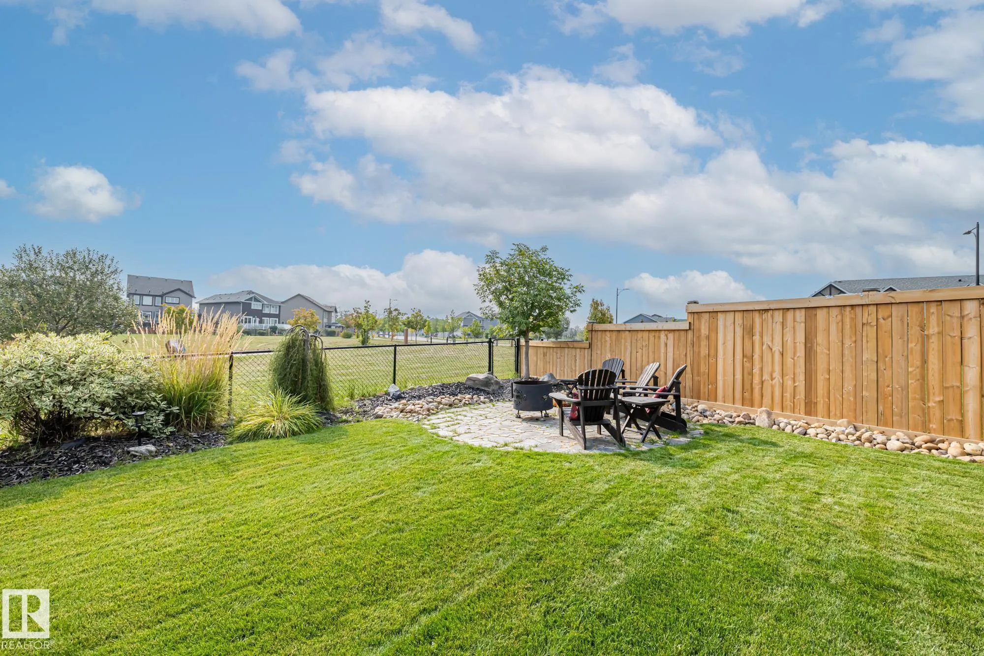 10 MEADOWLAND Gardens