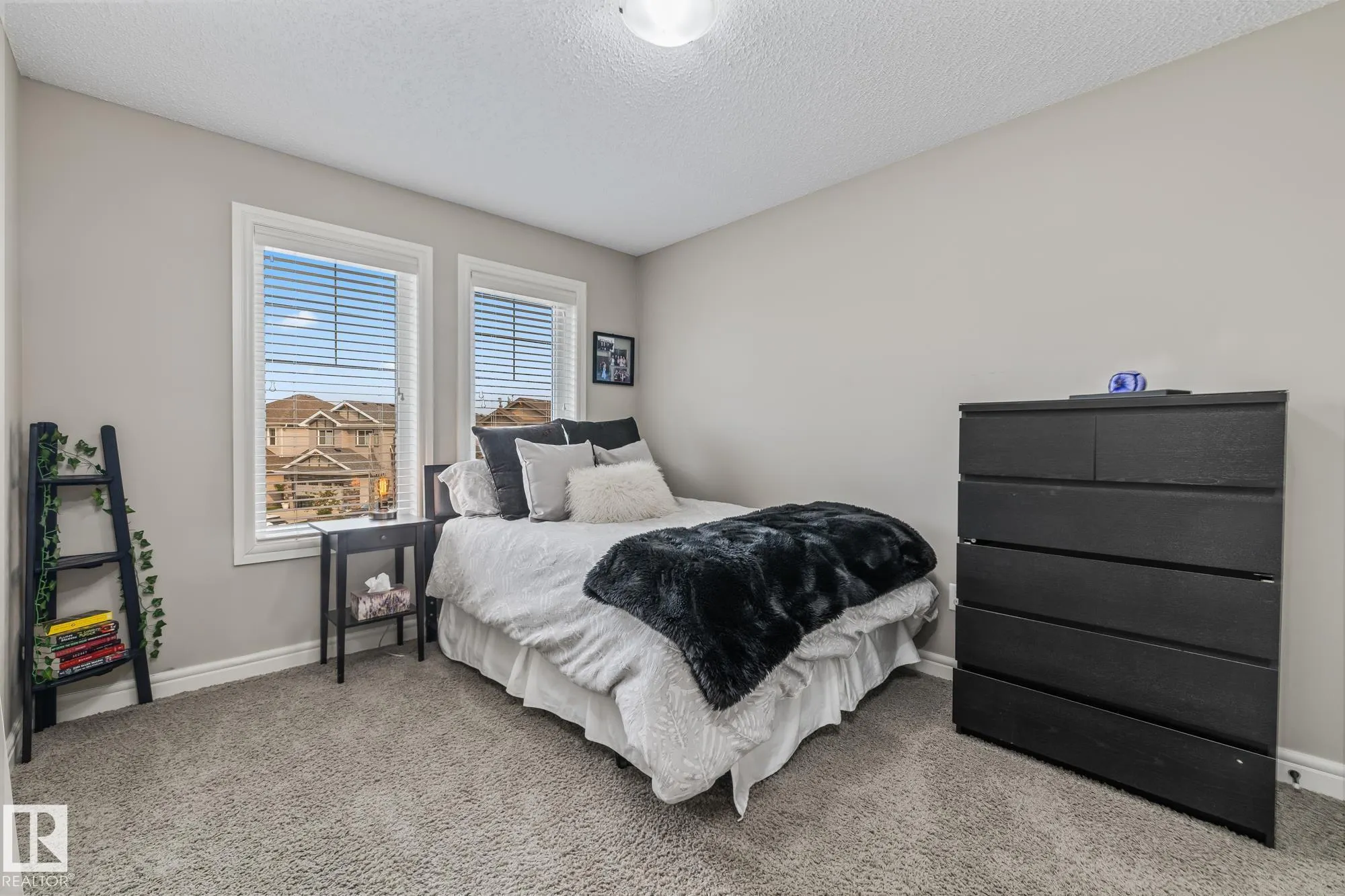 10 MEADOWLAND Gardens