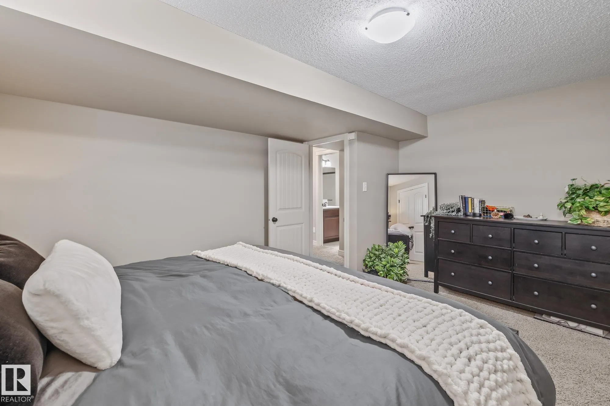 10 MEADOWLAND Gardens