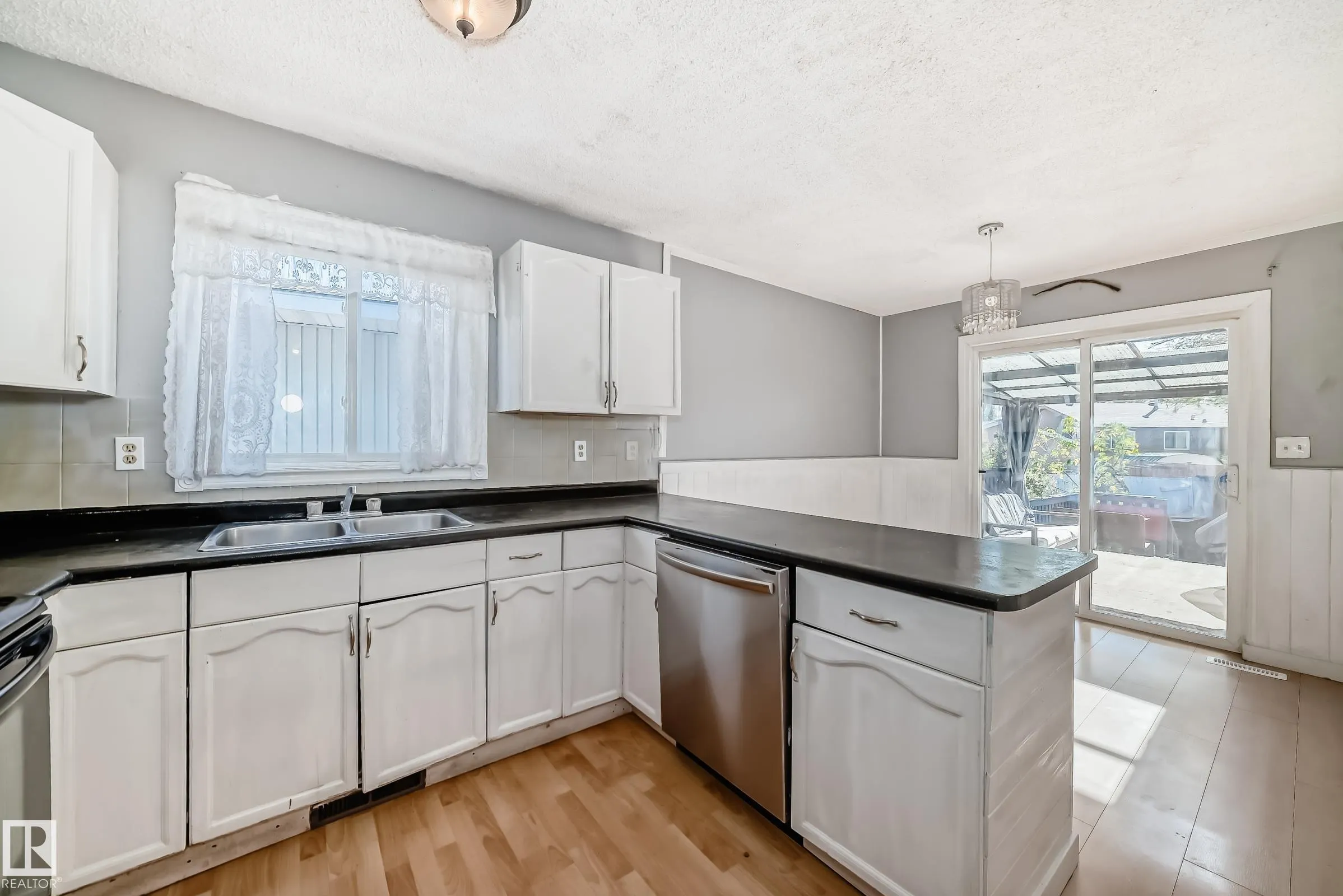 325 Warwick Road