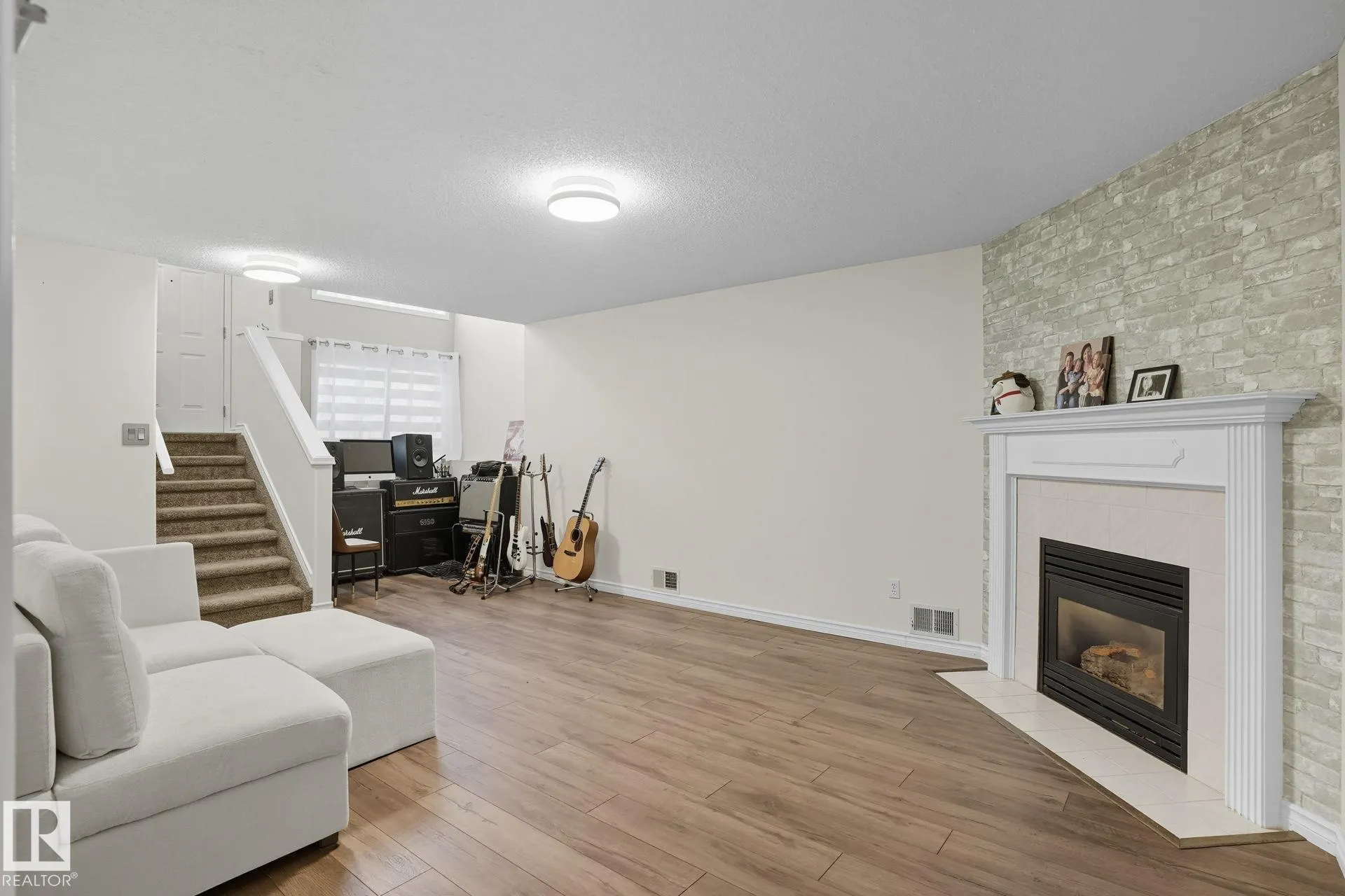 215 RIVER Point(e)