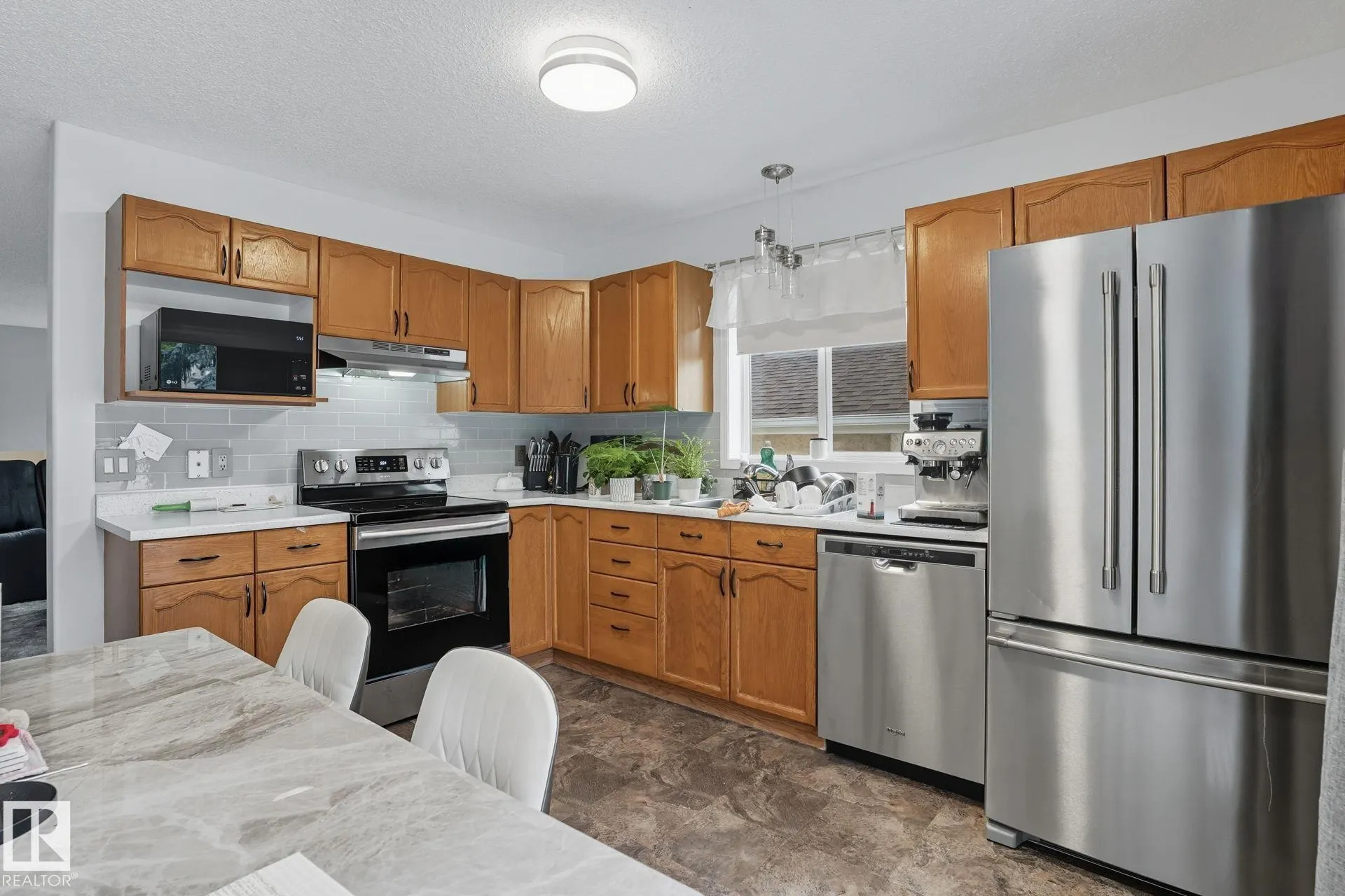 215 RIVER Point(e)