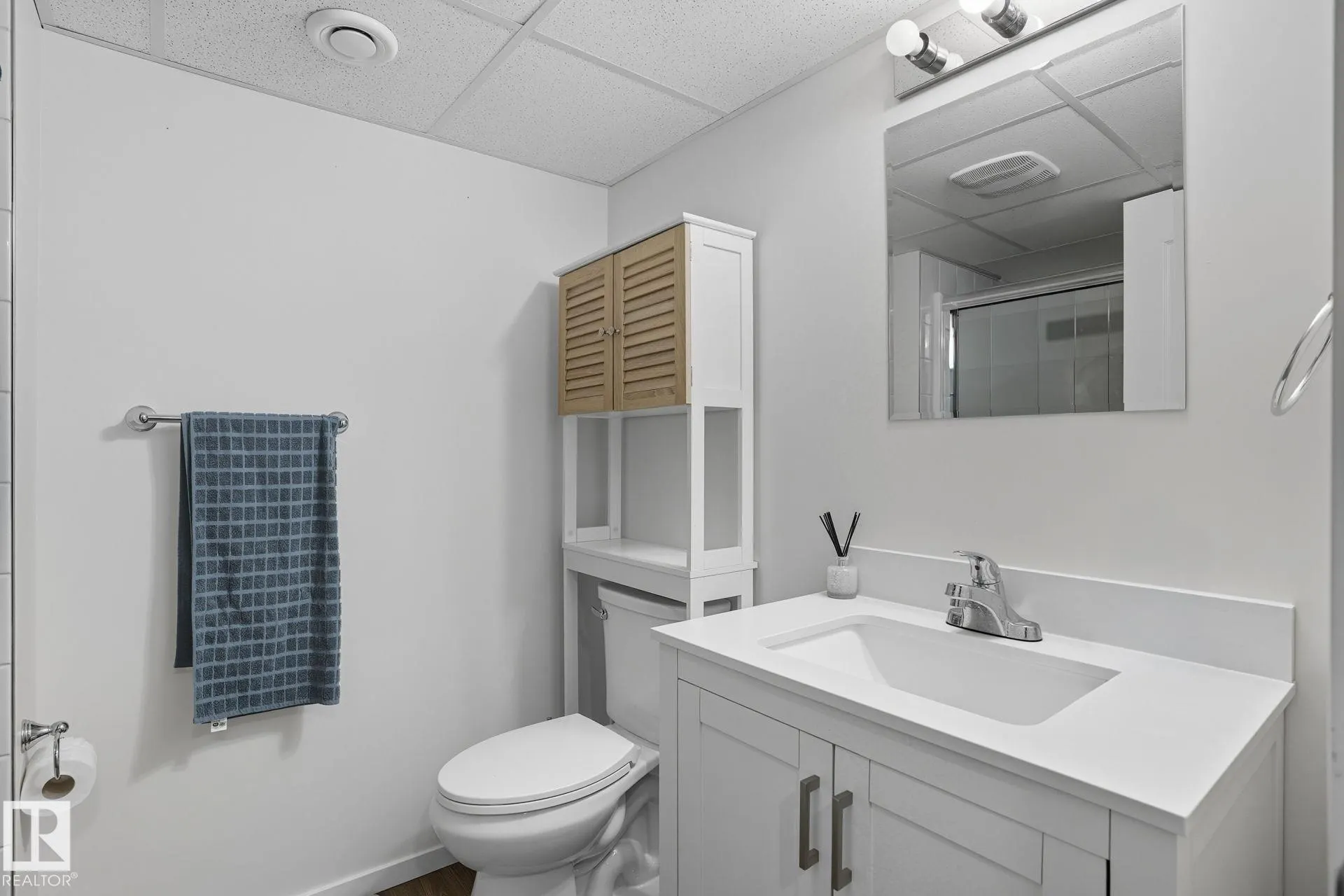 215 RIVER Point(e)