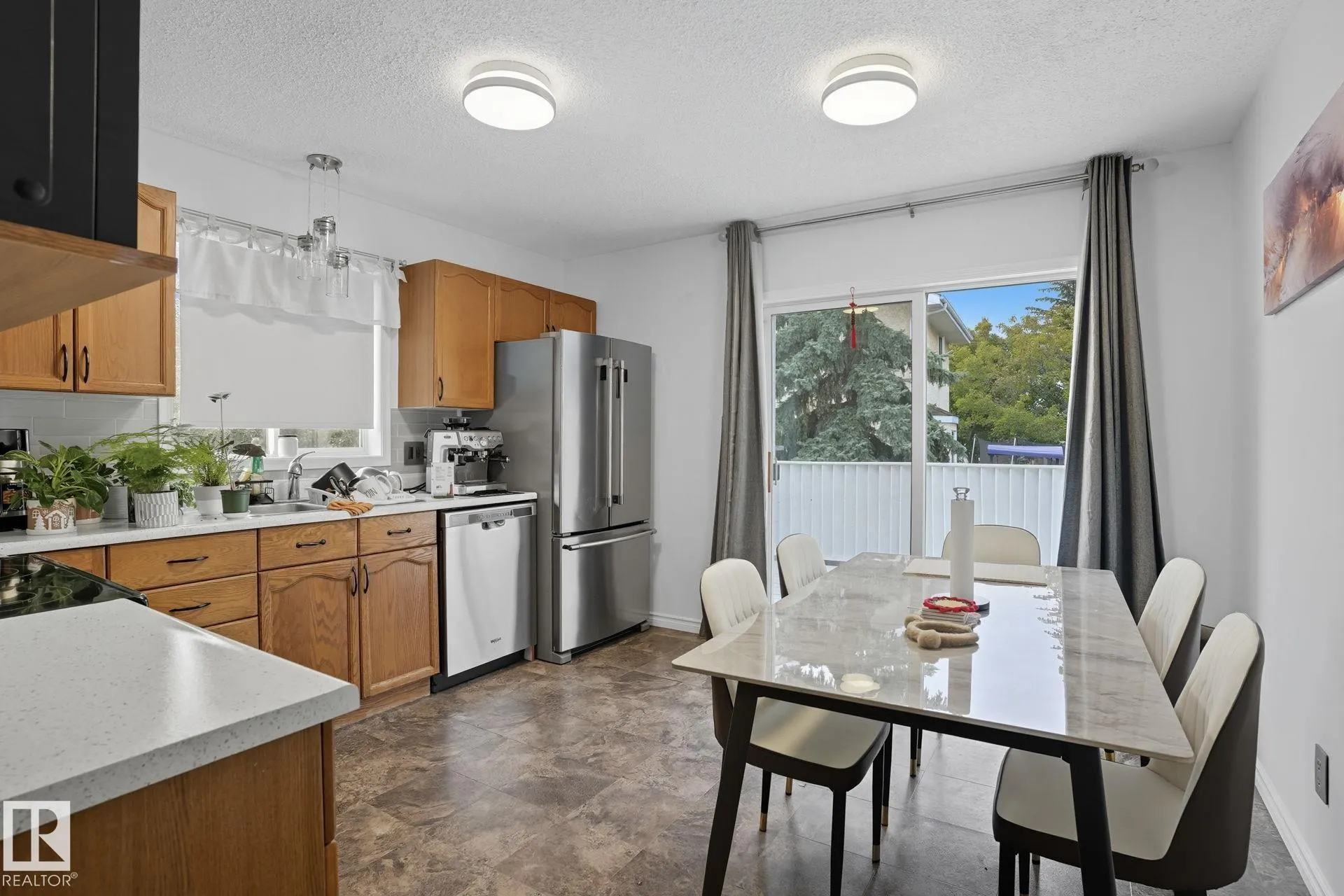 215 RIVER Point(e)
