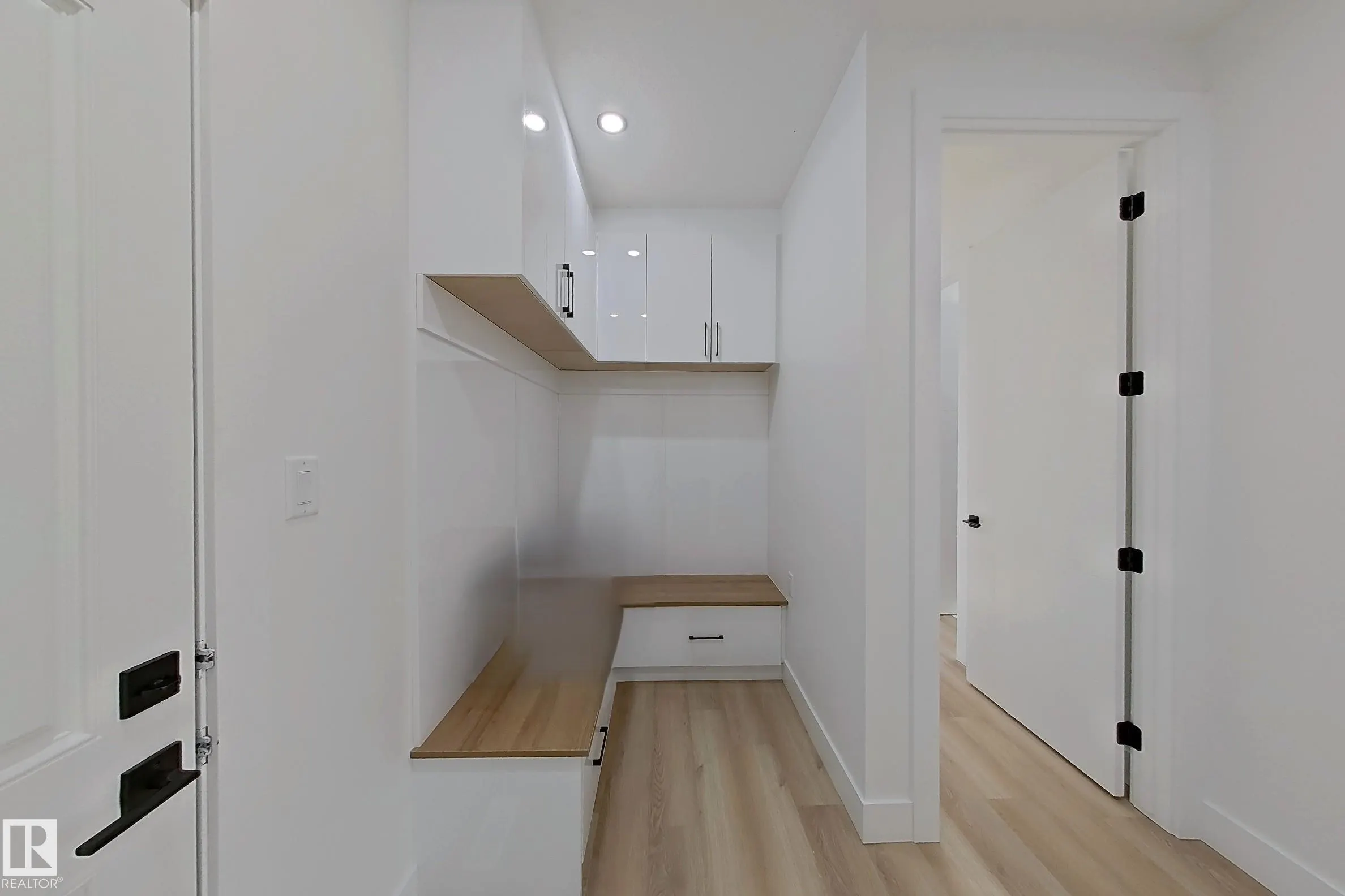 144 Edgewater Cir