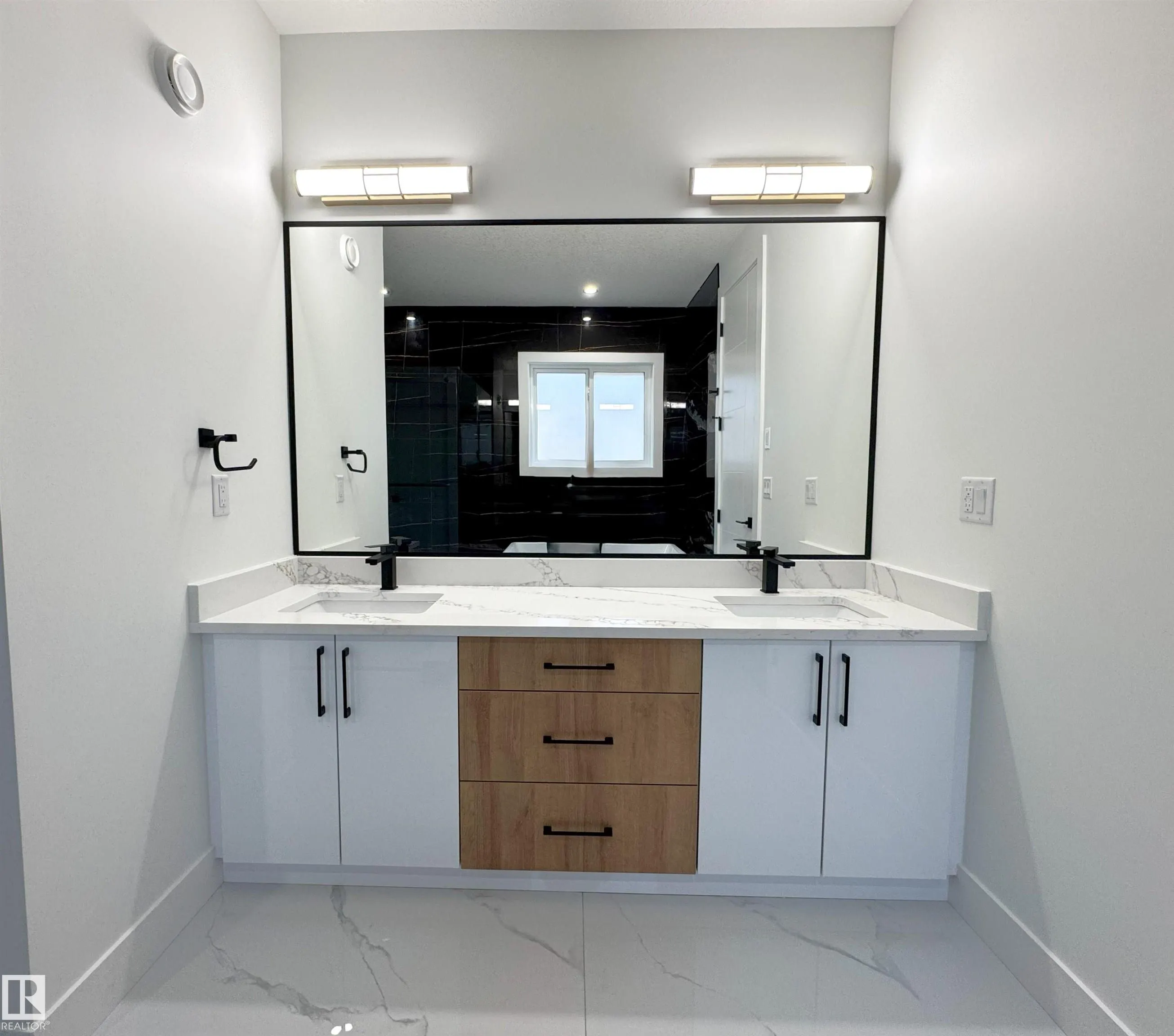 144 Edgewater Cir