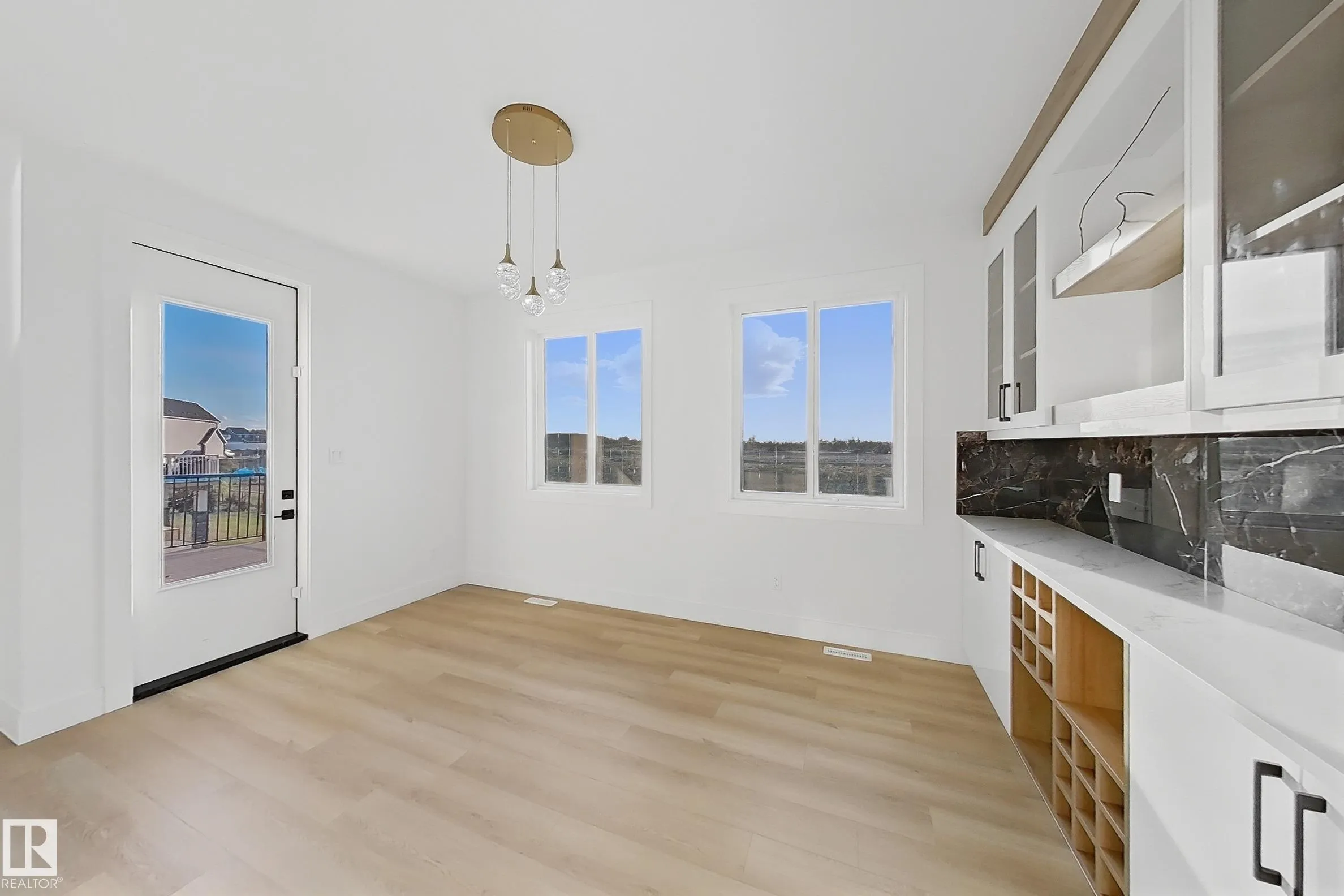 144 Edgewater Cir