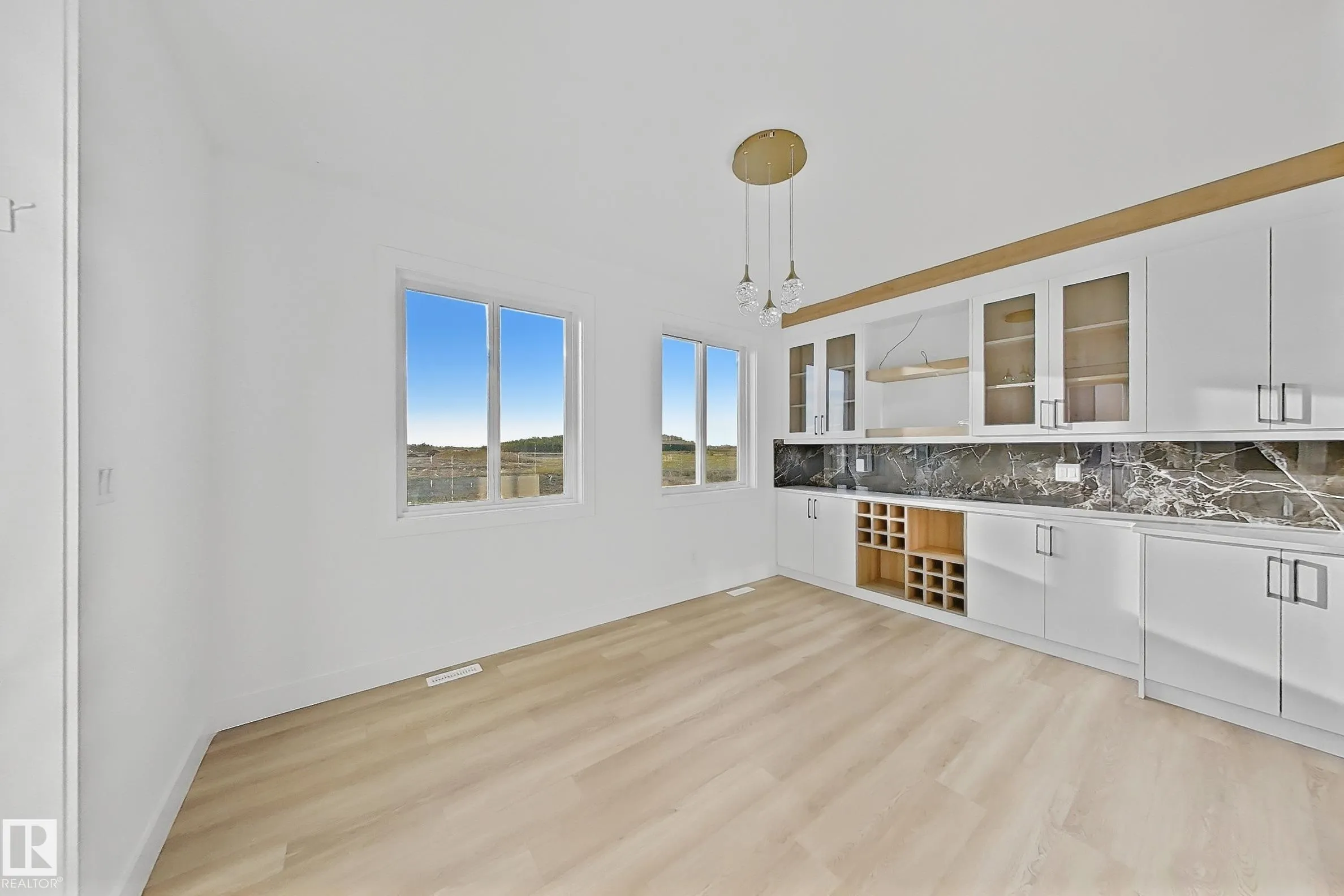 144 Edgewater Cir