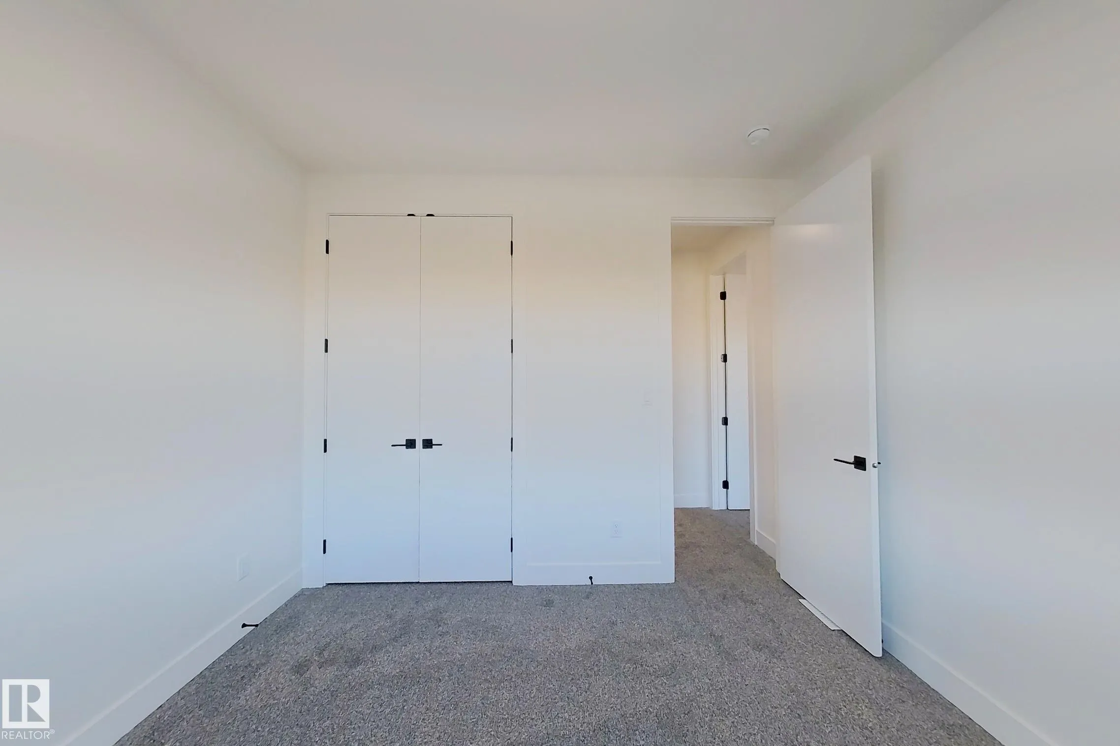 144 Edgewater Cir