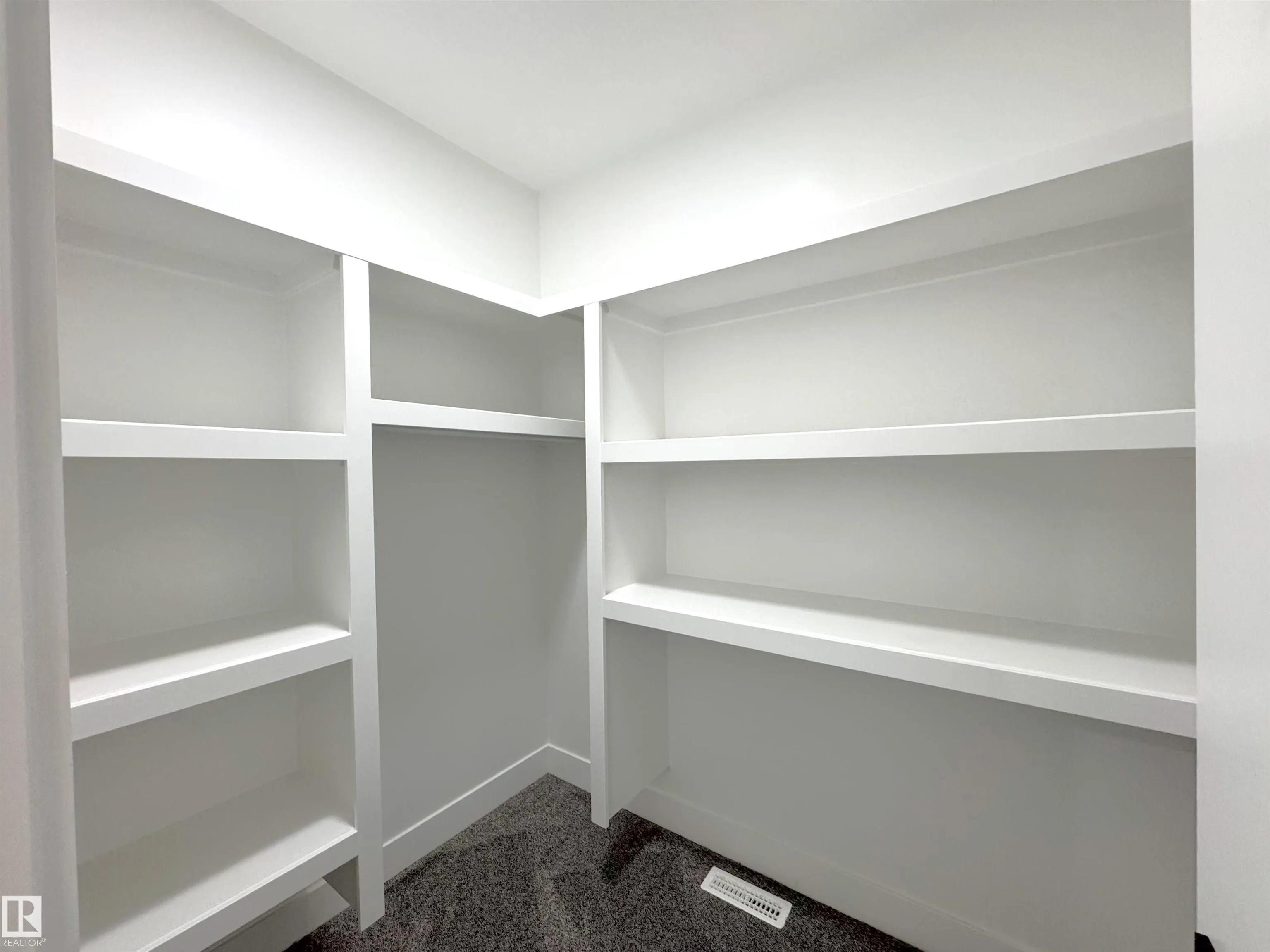 144 Edgewater Cir