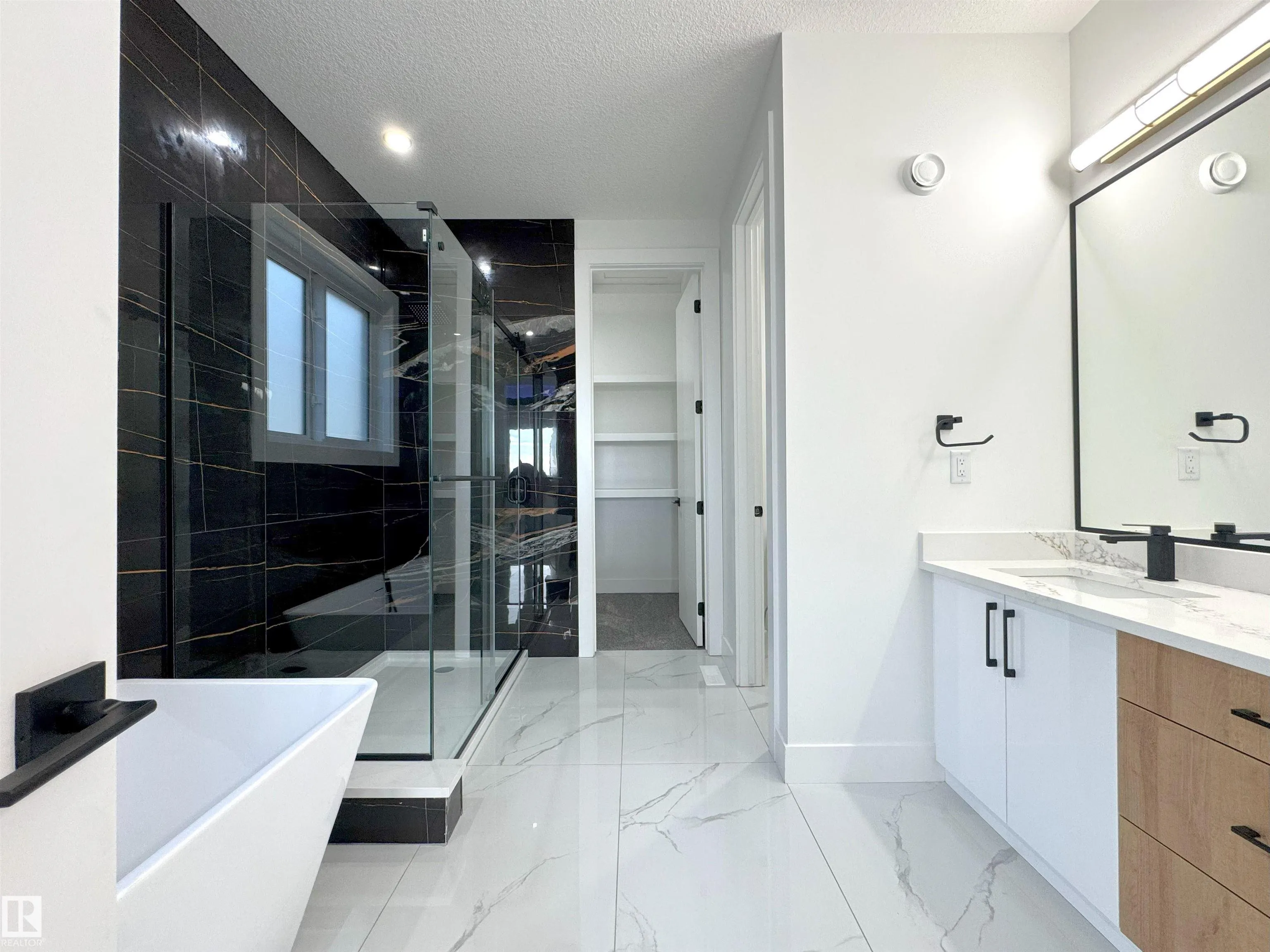 144 Edgewater Cir