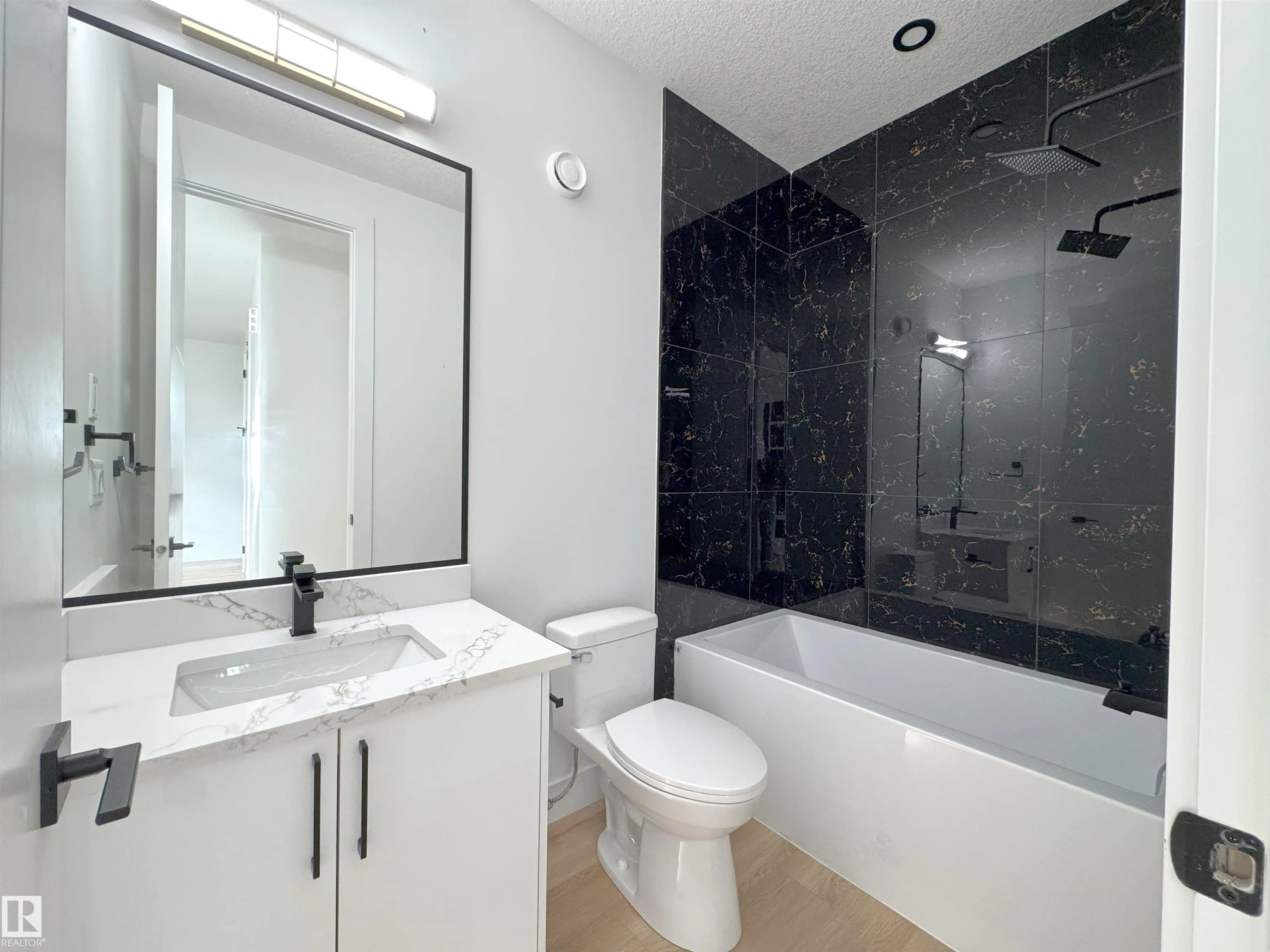 144 Edgewater Cir