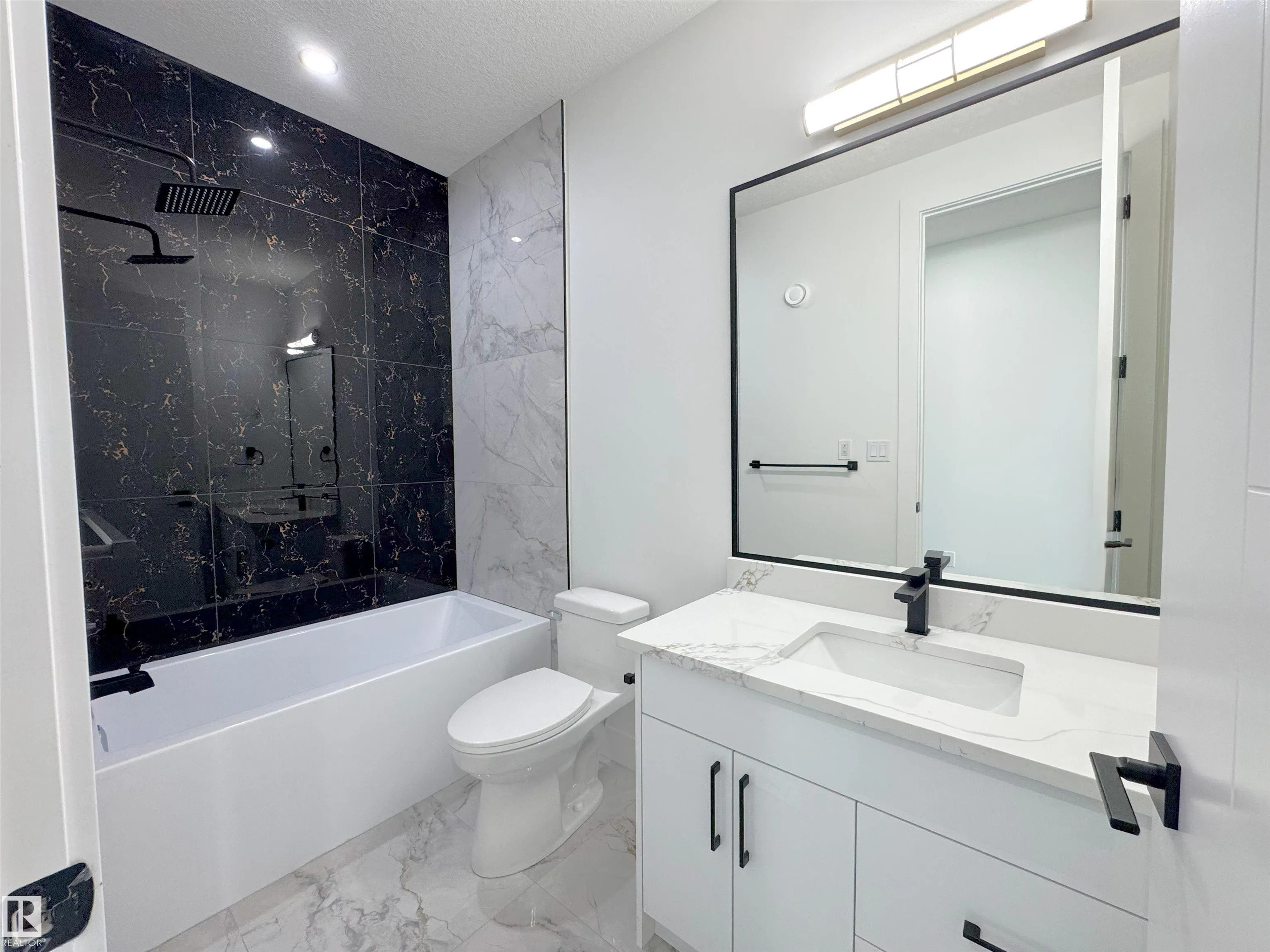 144 Edgewater Cir