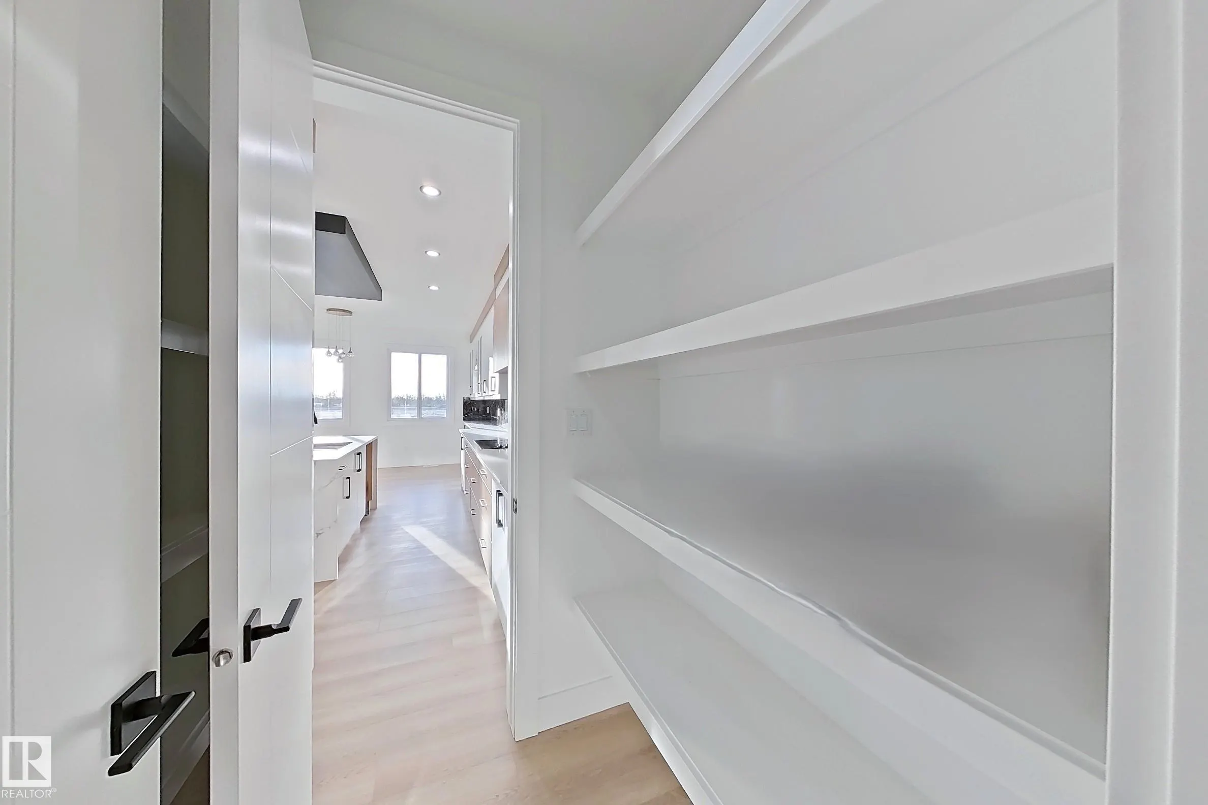 144 Edgewater Cir
