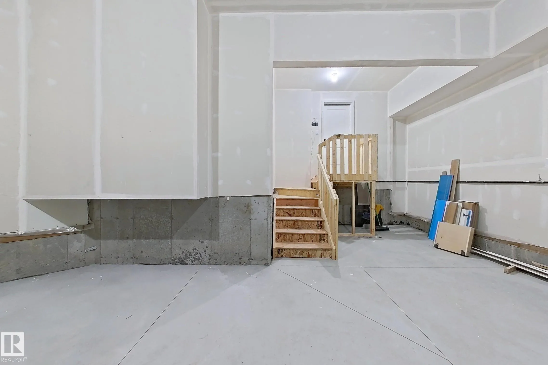 144 Edgewater Cir