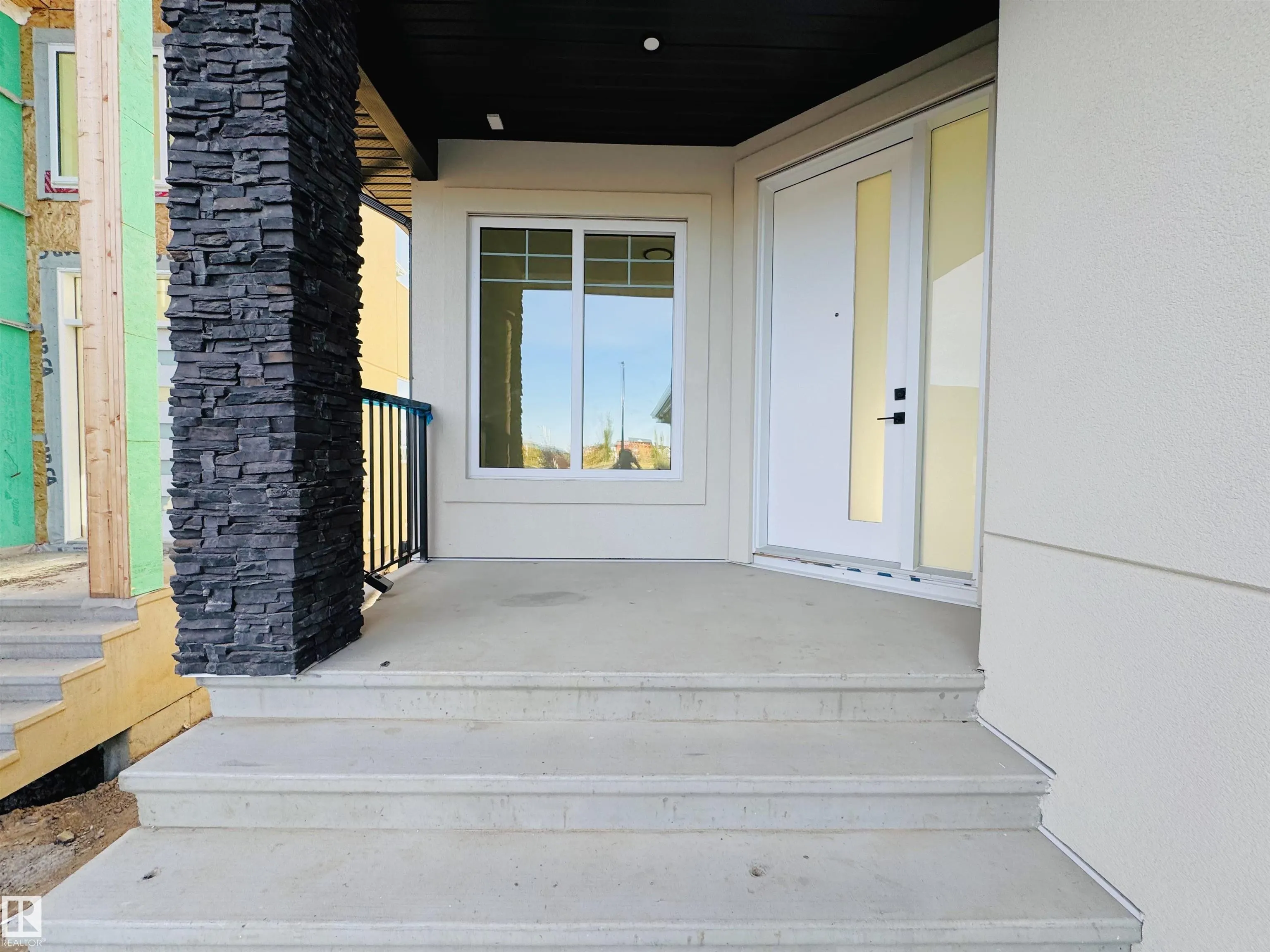144 Edgewater Cir