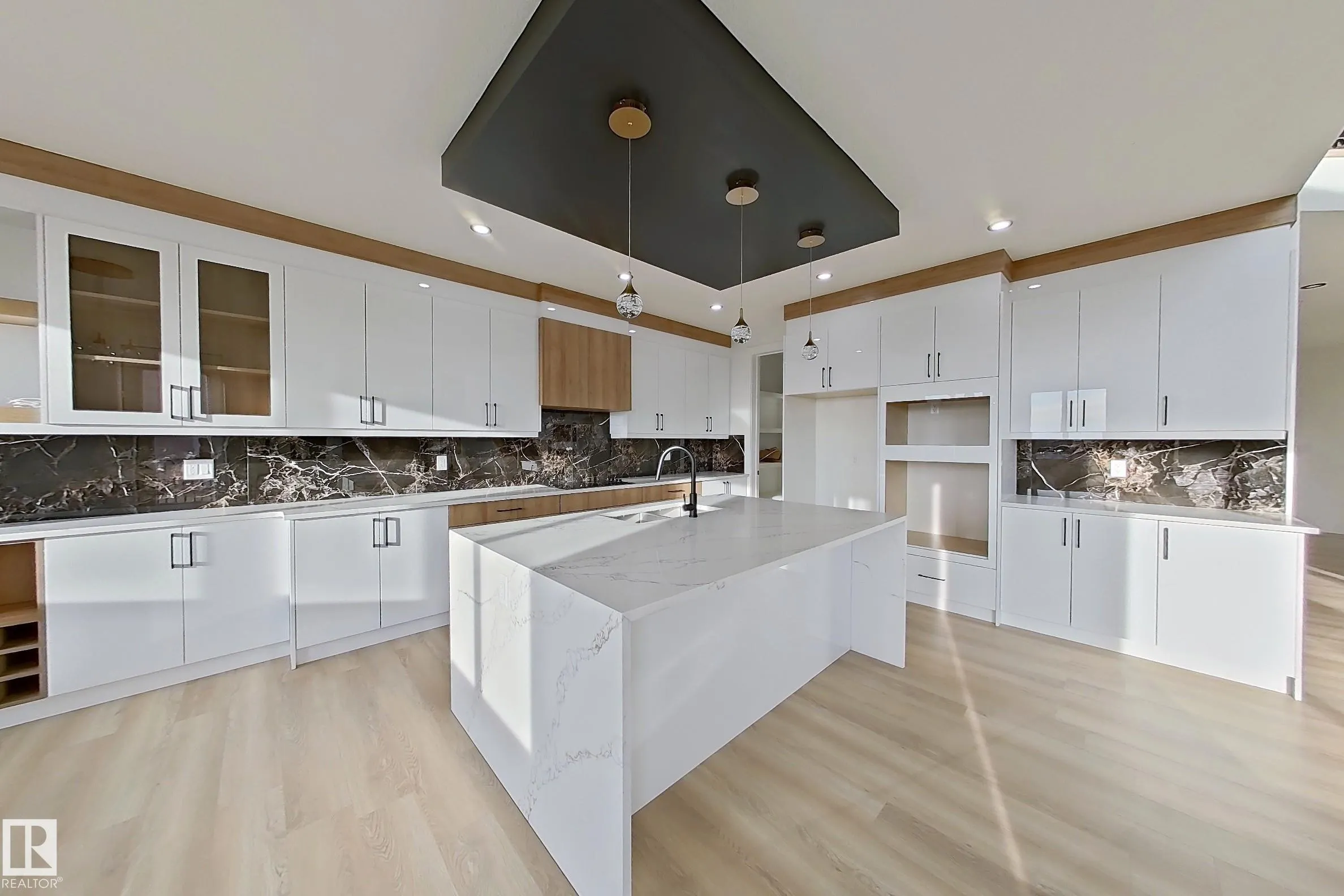 144 Edgewater Cir
