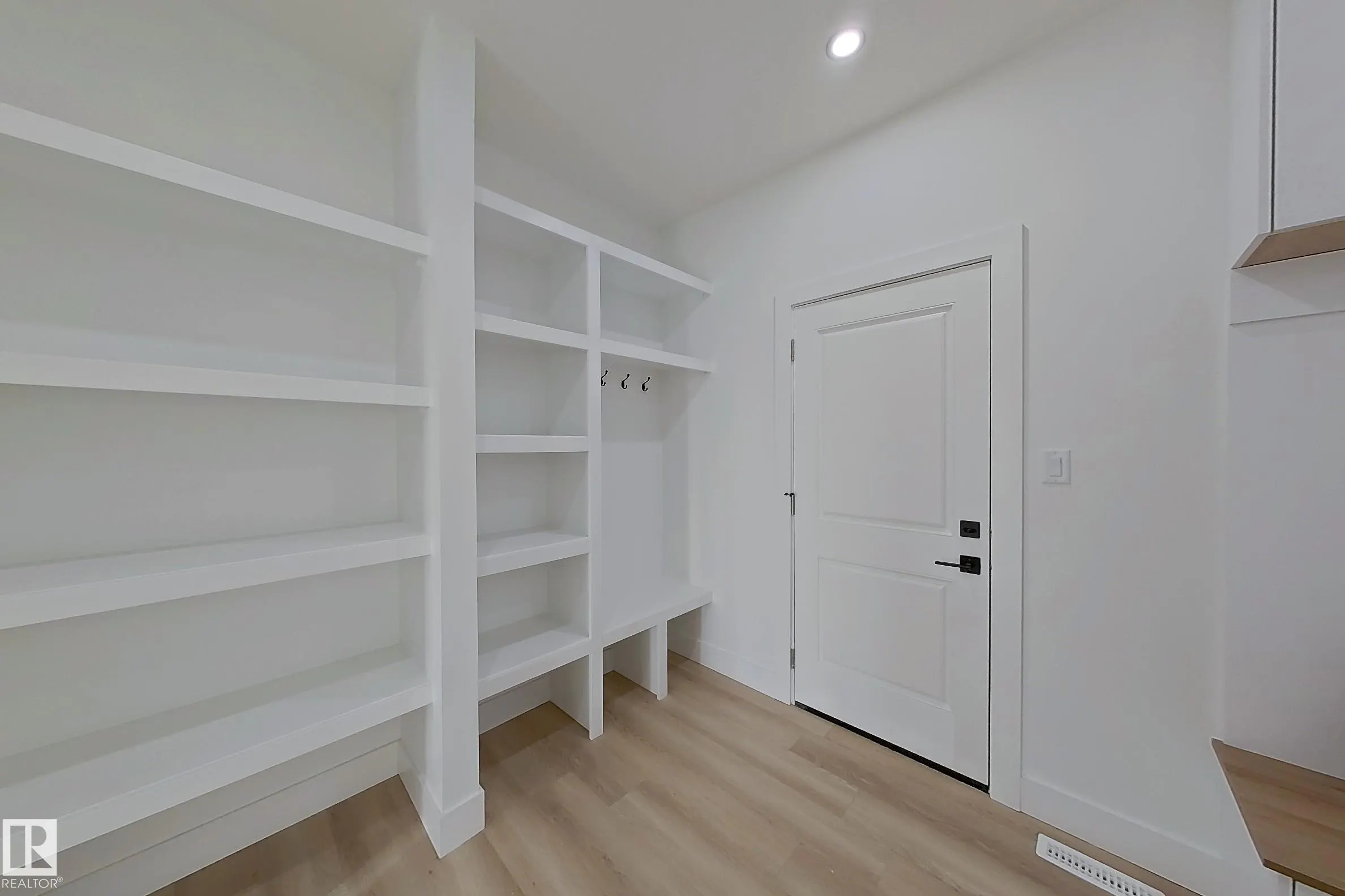 144 Edgewater Cir