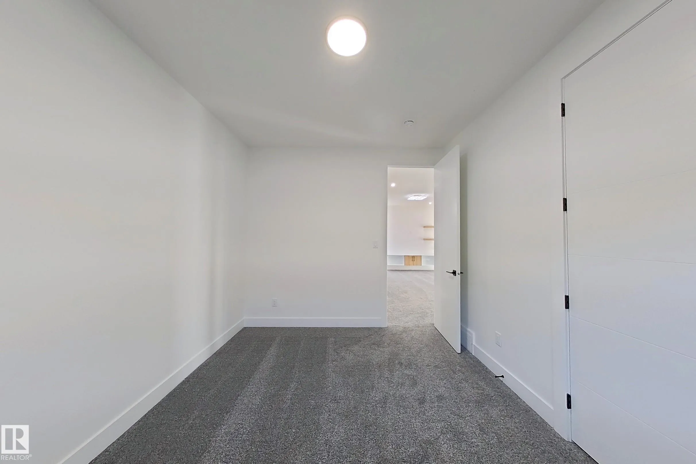 144 Edgewater Cir