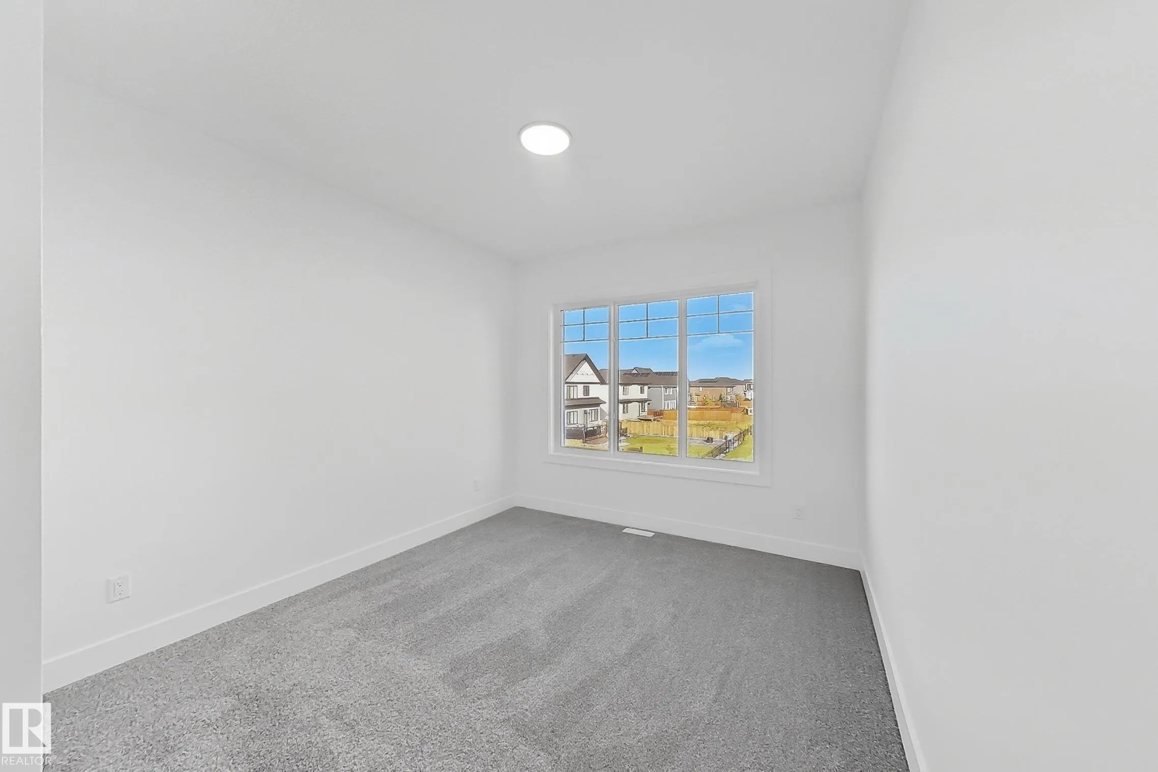 144 Edgewater Cir