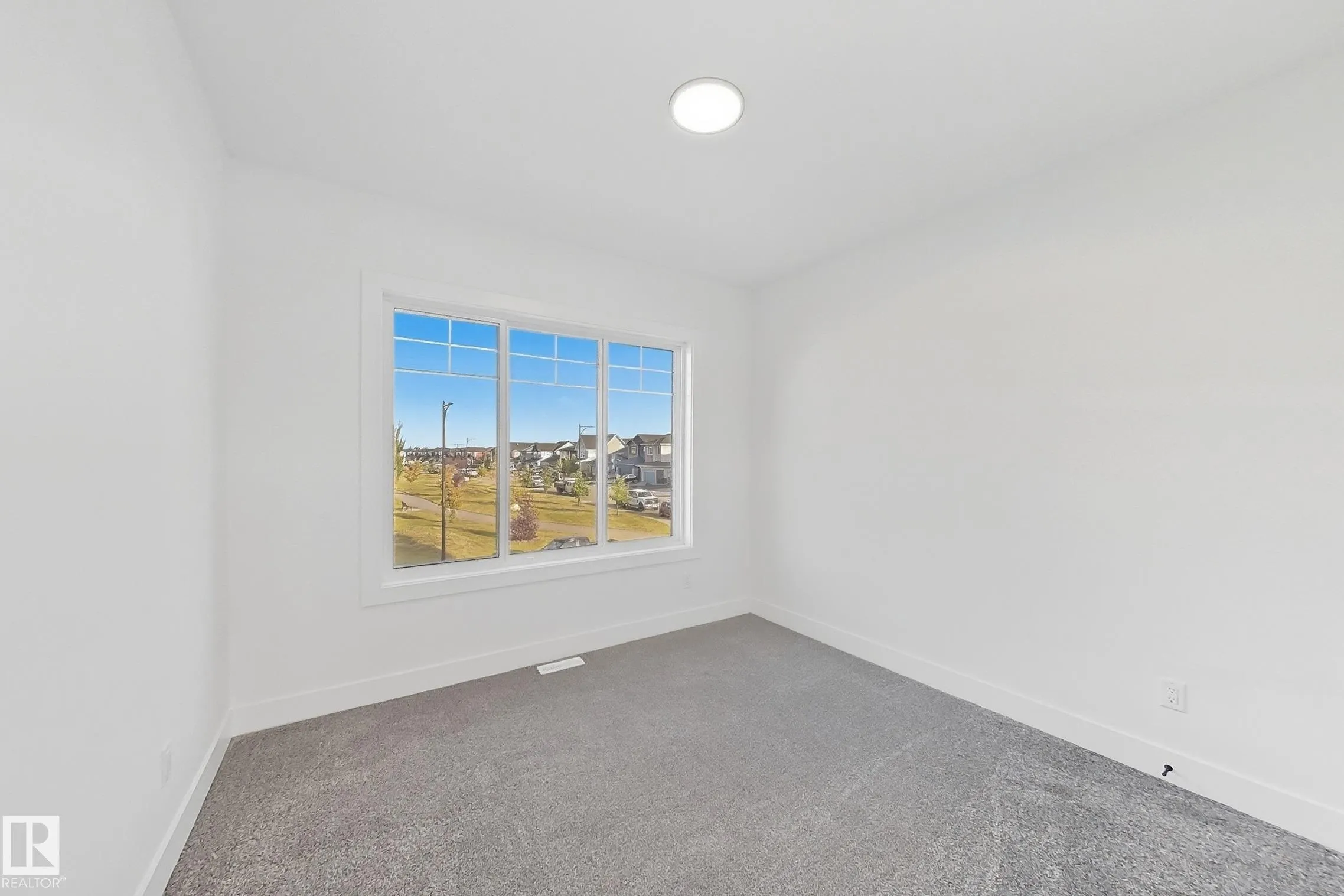 144 Edgewater Cir