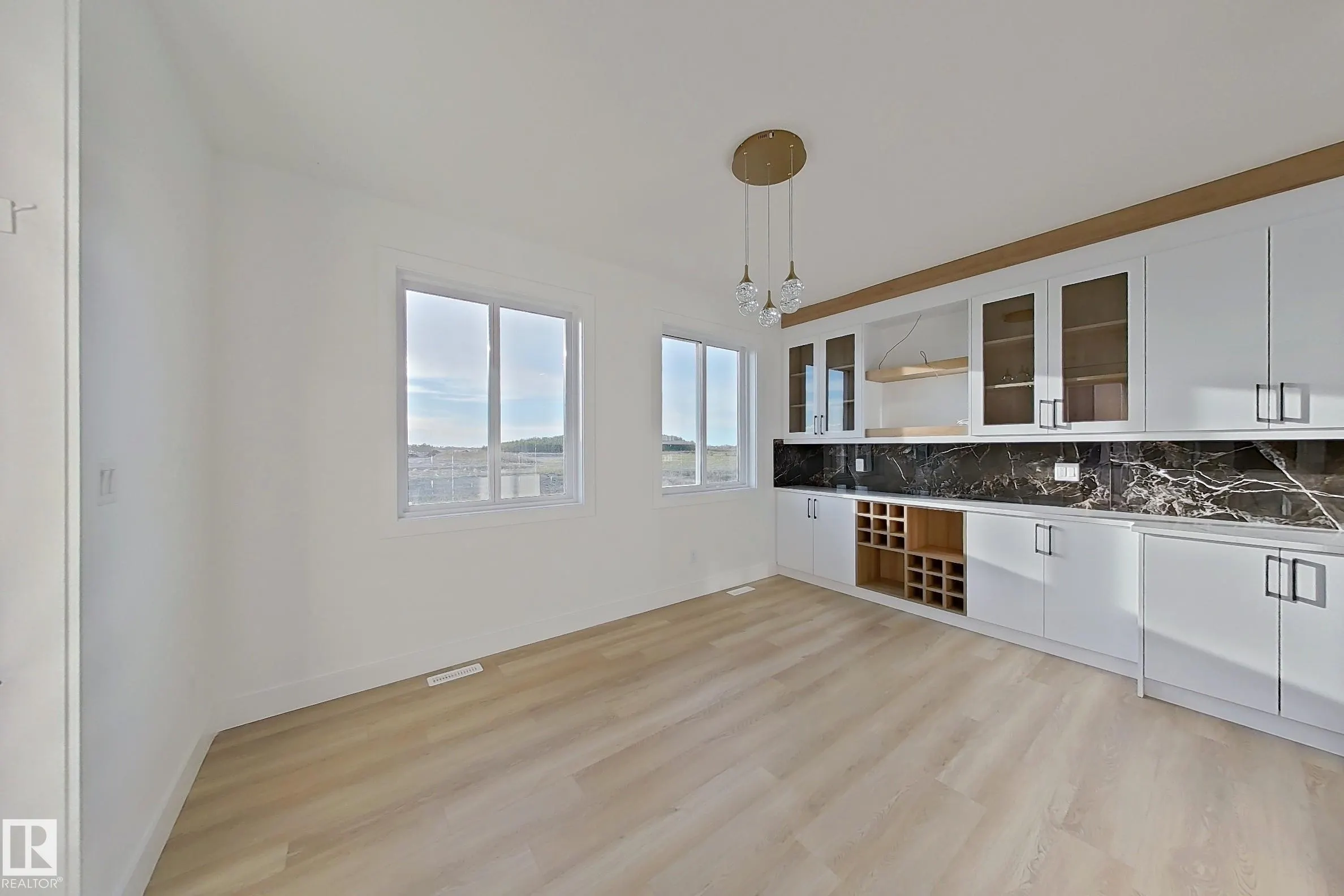 144 Edgewater Cir