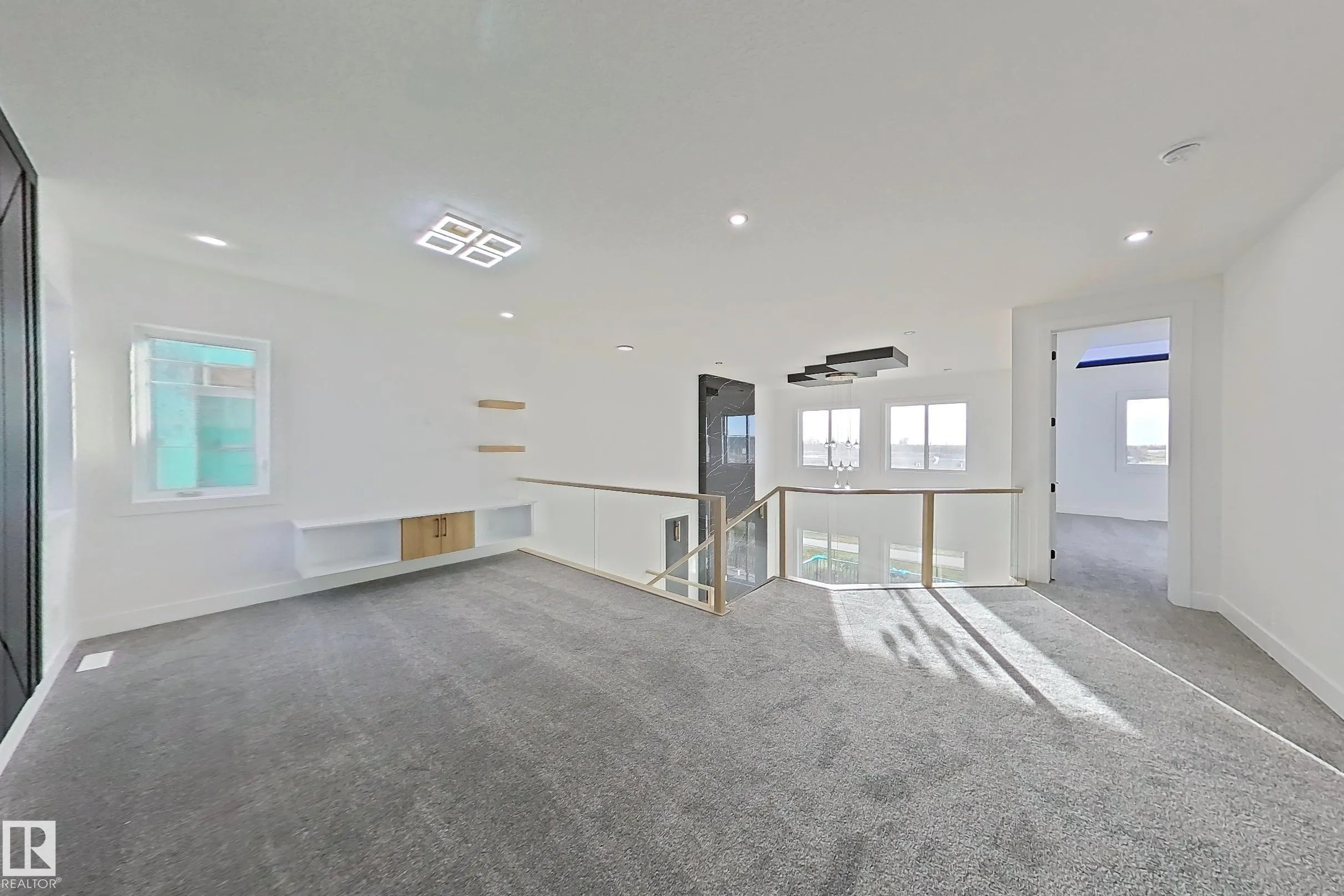 144 Edgewater Cir