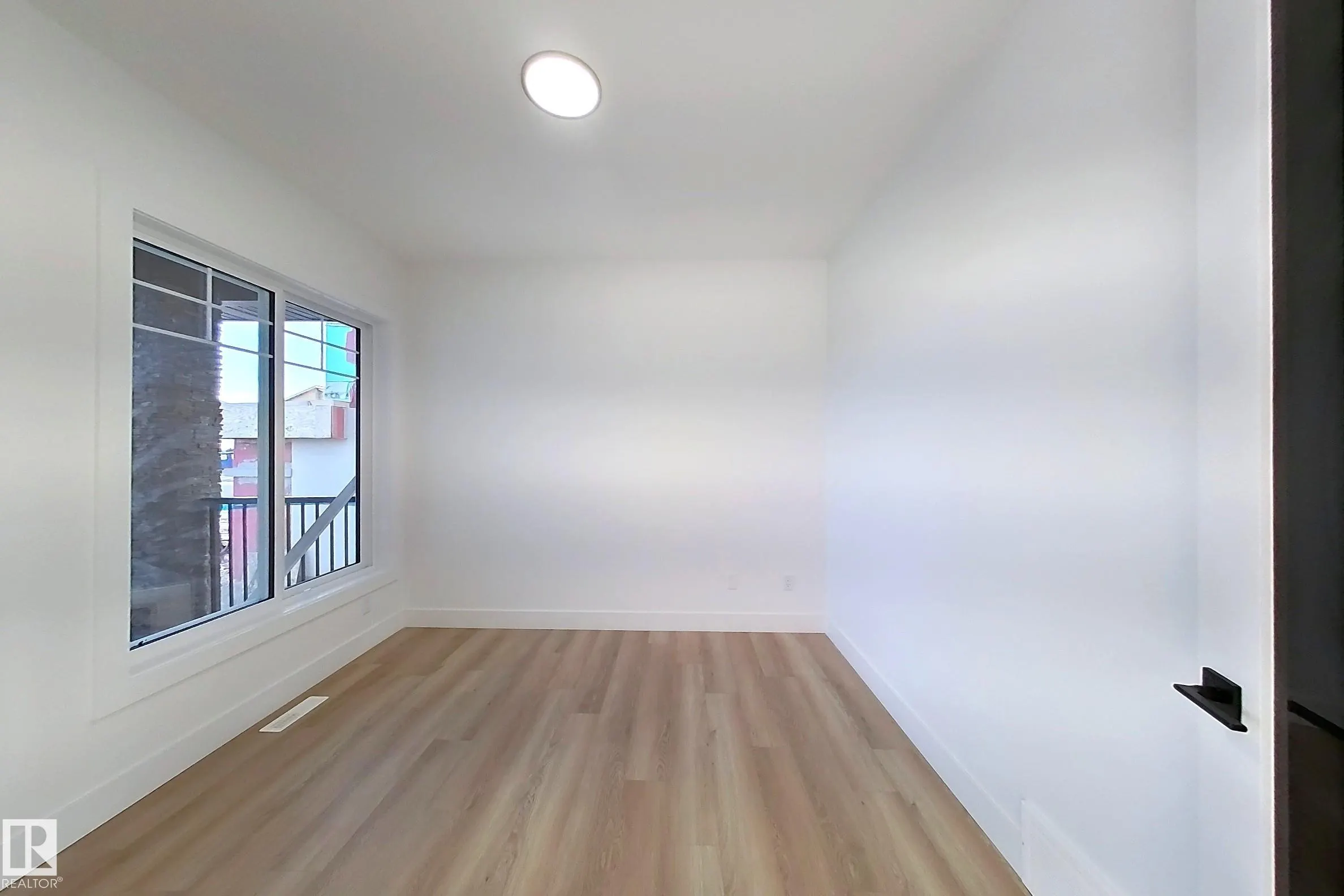 144 Edgewater Cir
