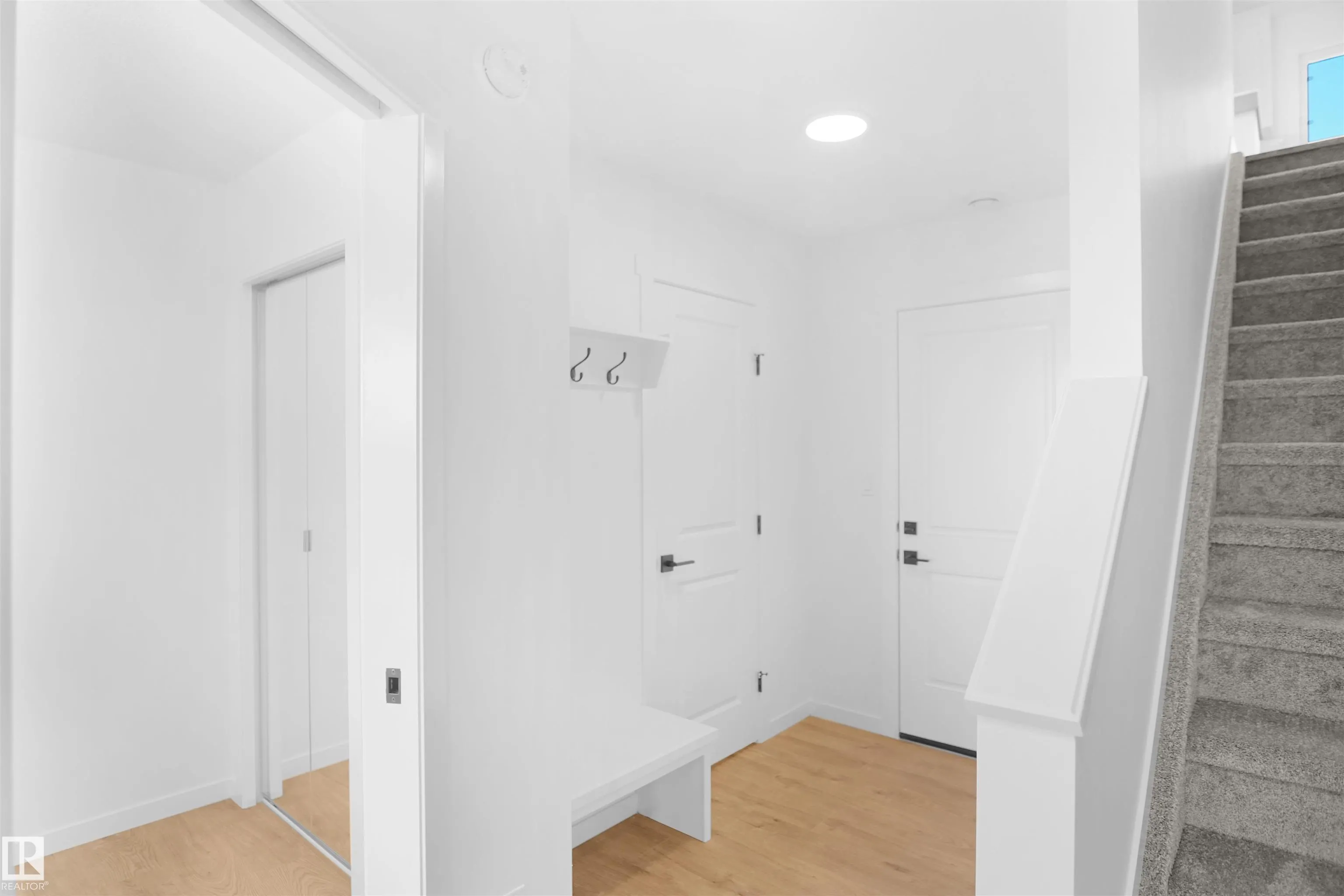 5142 RIVER'S EDGE Way