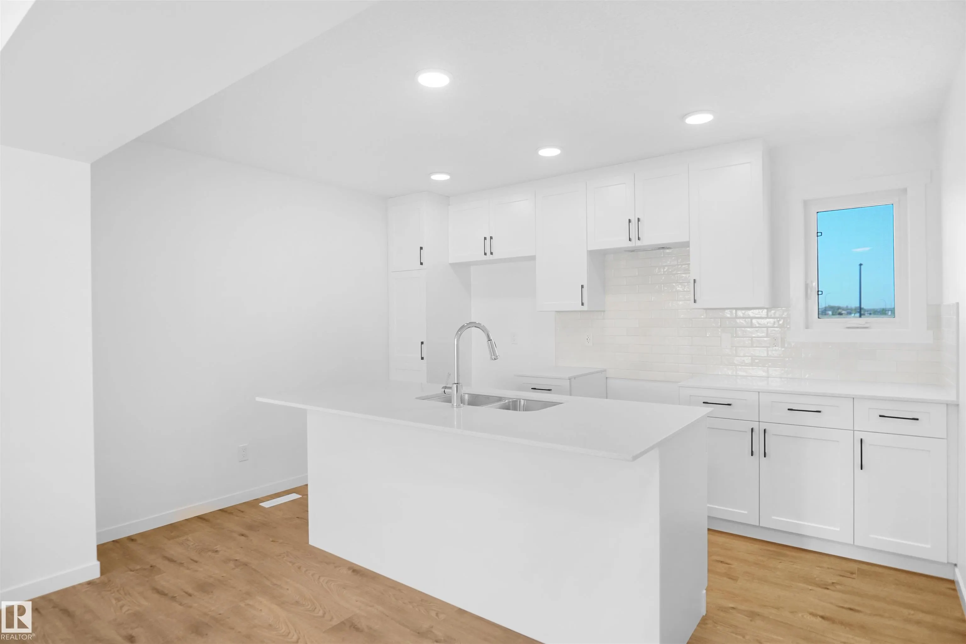5142 RIVER'S EDGE Way
