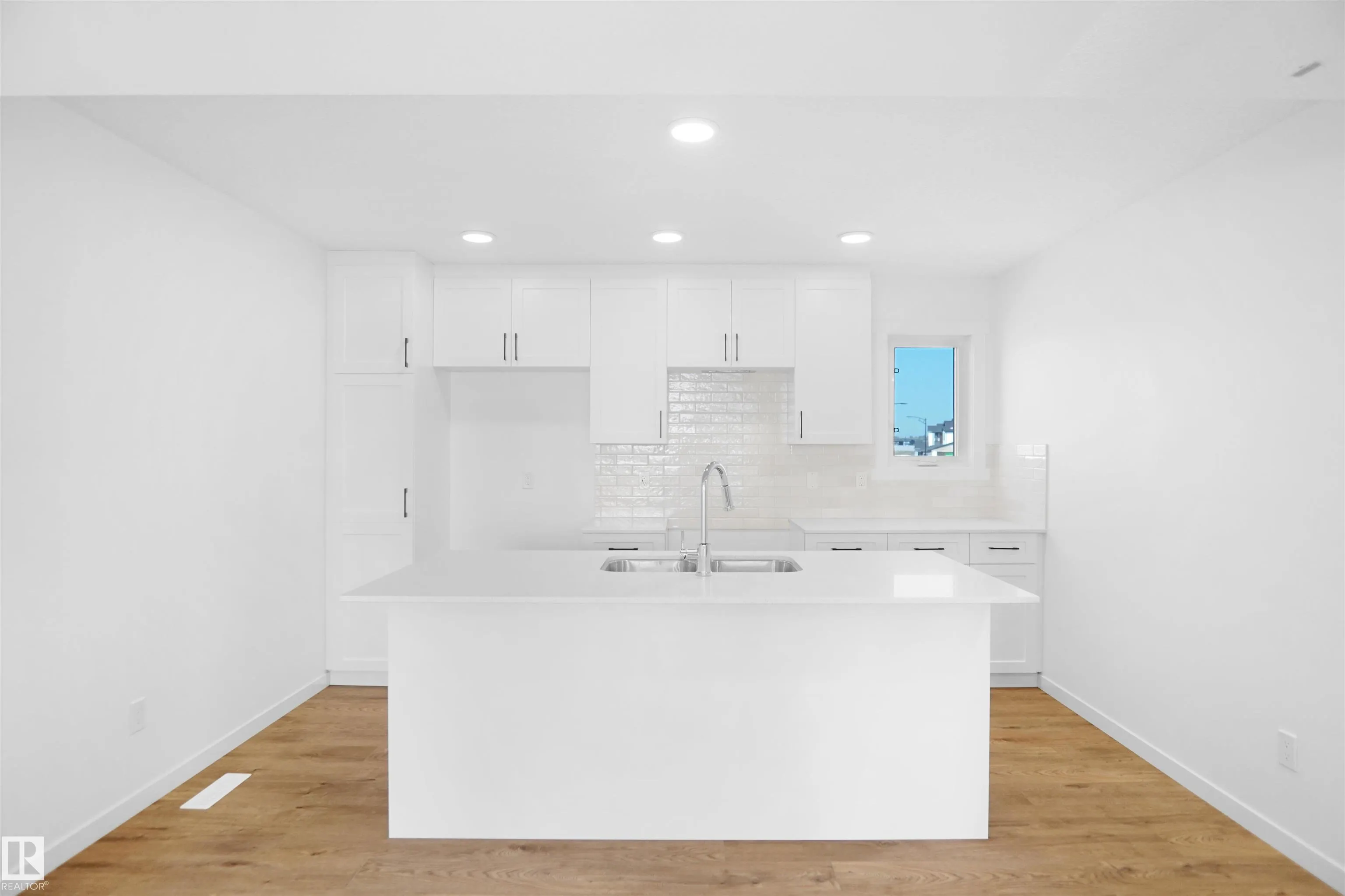5142 RIVER'S EDGE Way