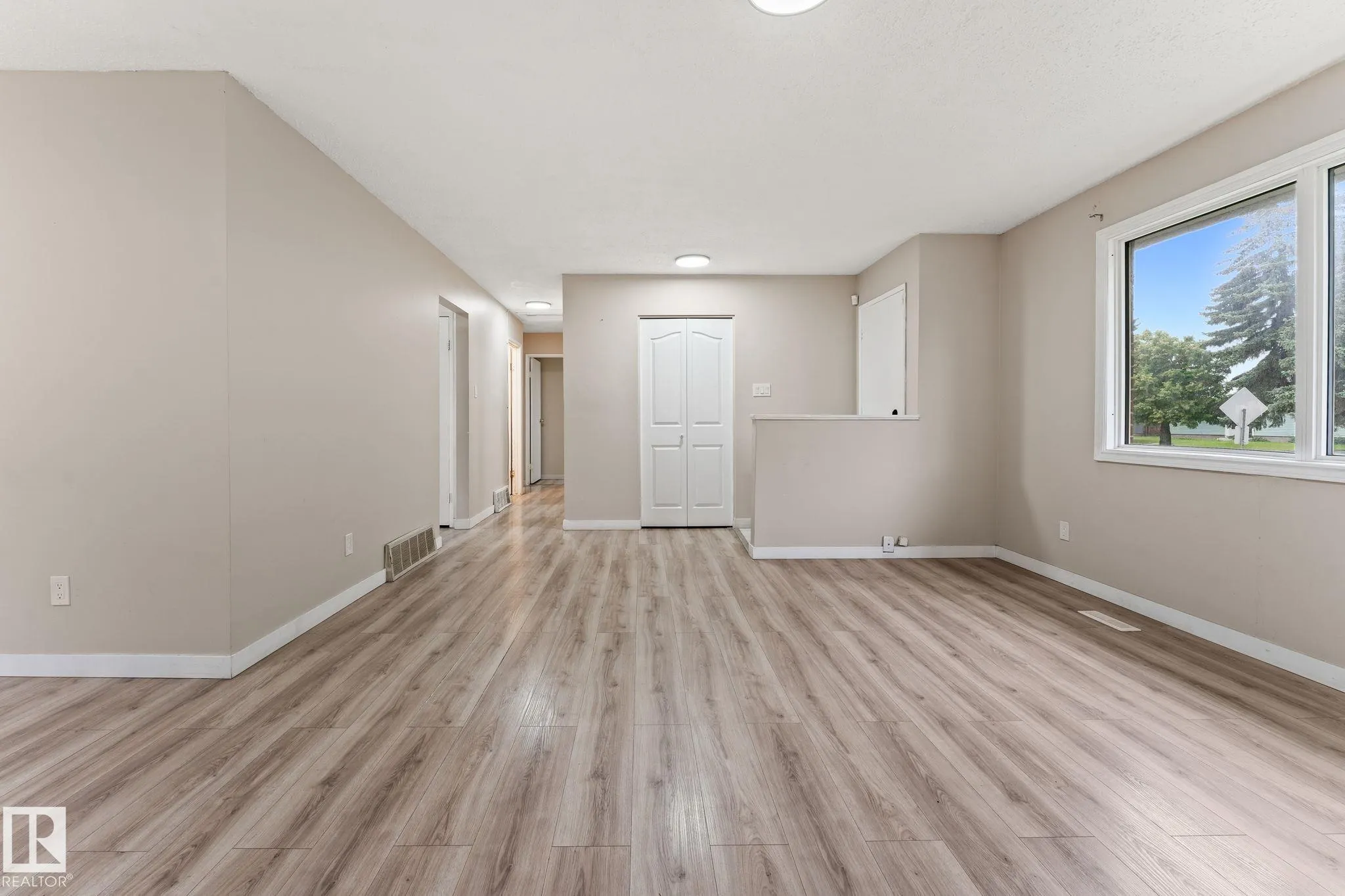 363 KNOTTWOOD Road
